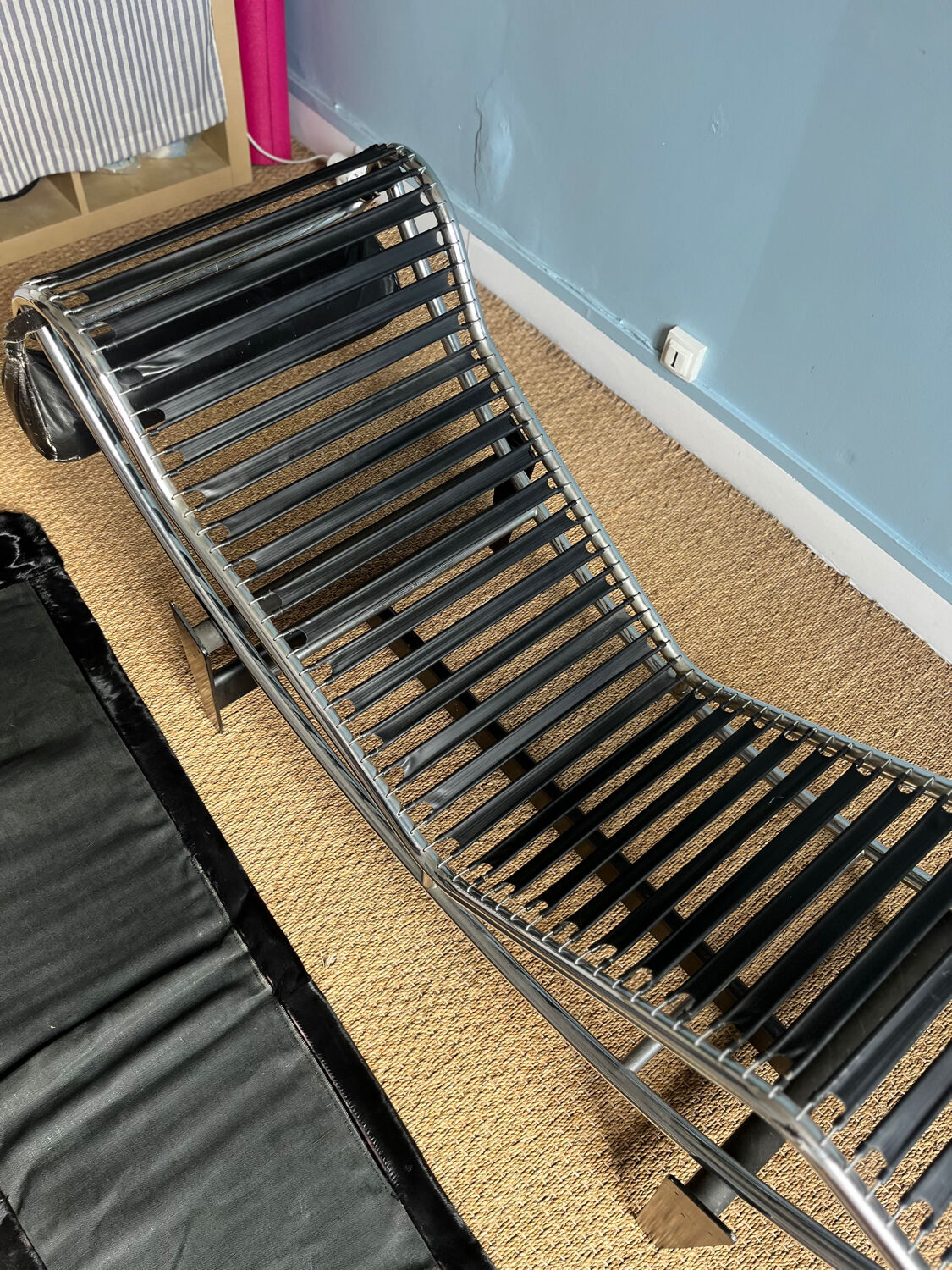Chaise longue Le Corbusier LC4, signée et numérotée