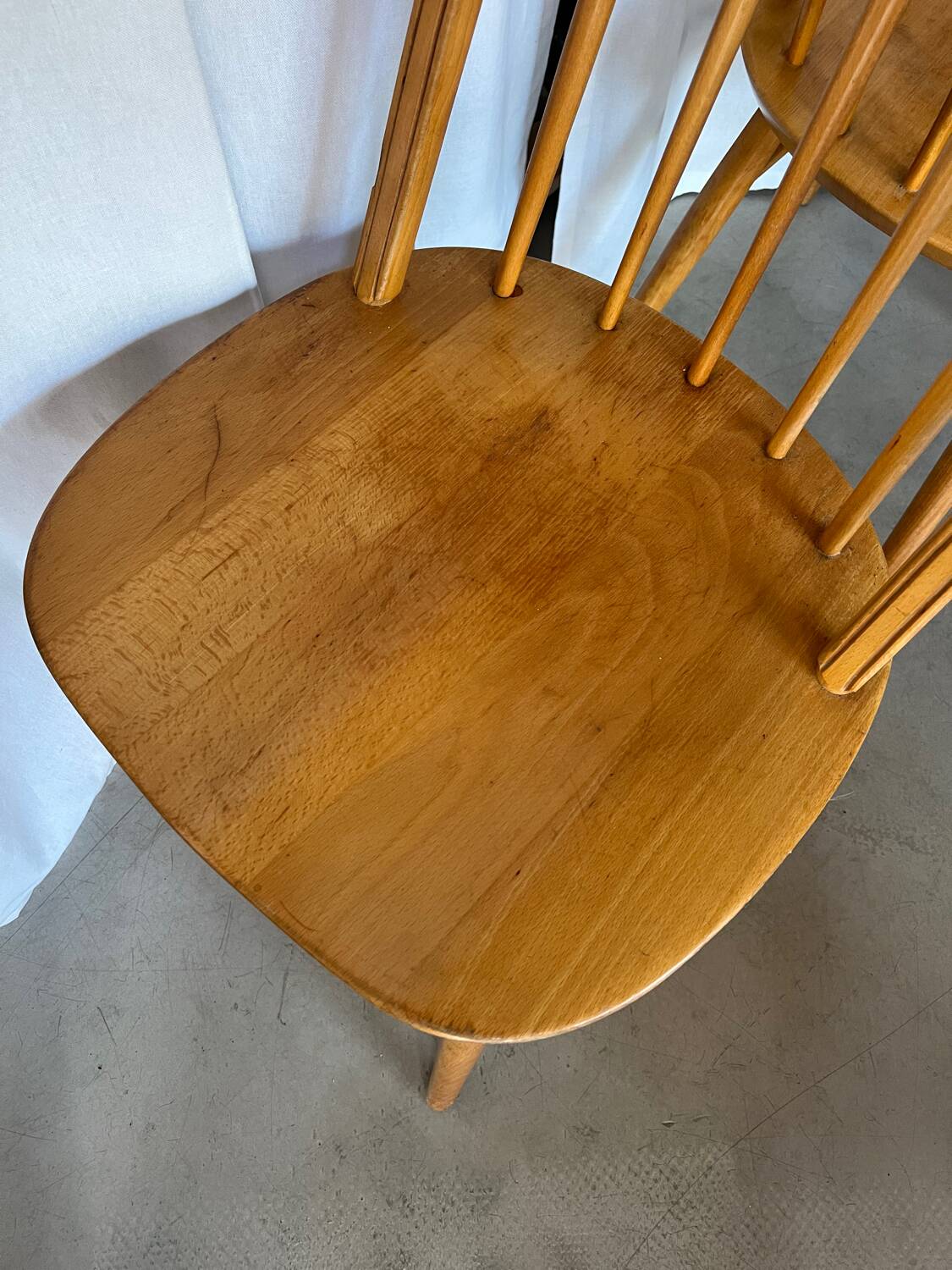 Paire de chaises scandinaves en bois clair