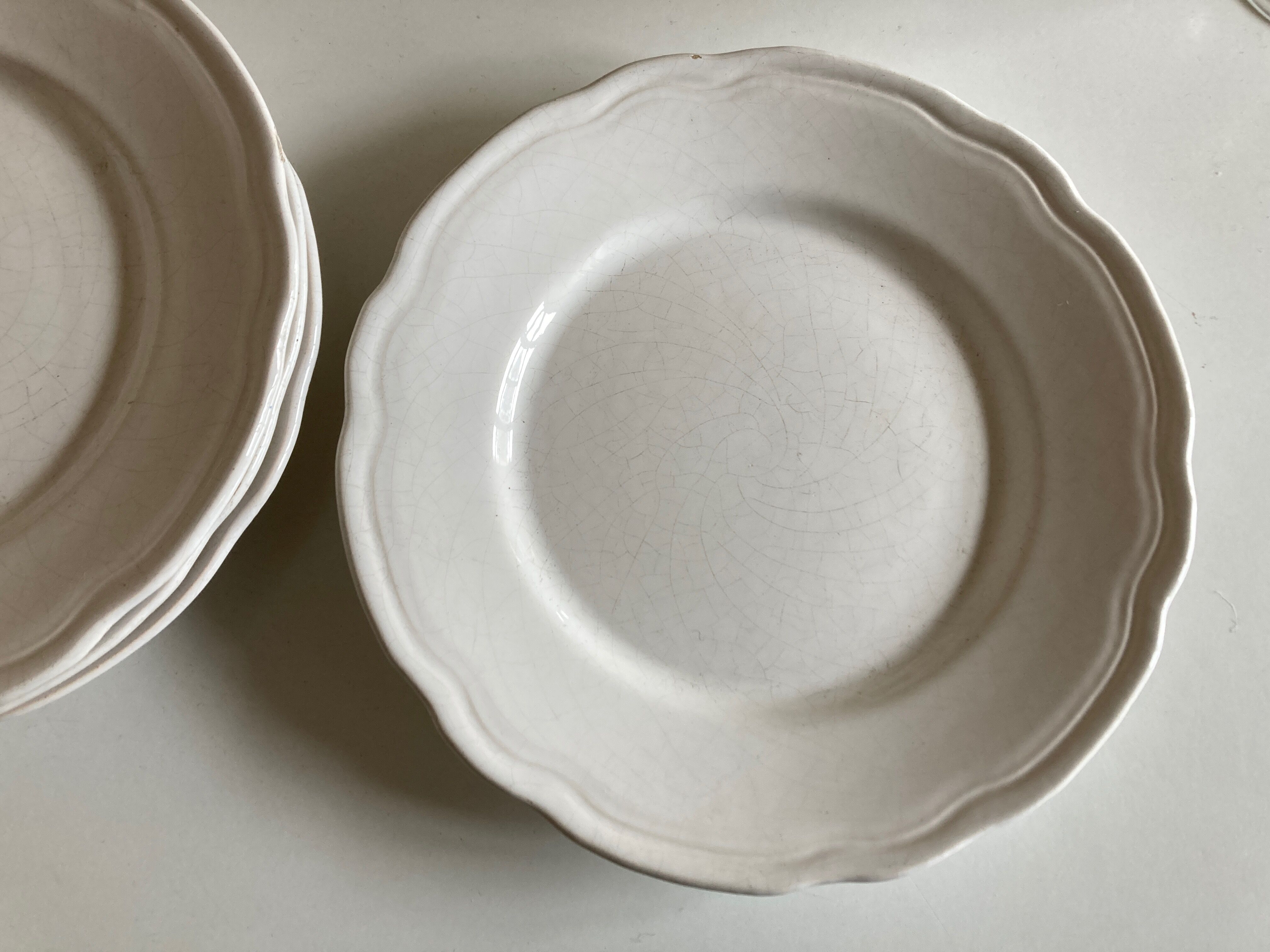 Set de 4 assiettes de Mougins en terre émaillée blanche à godrons