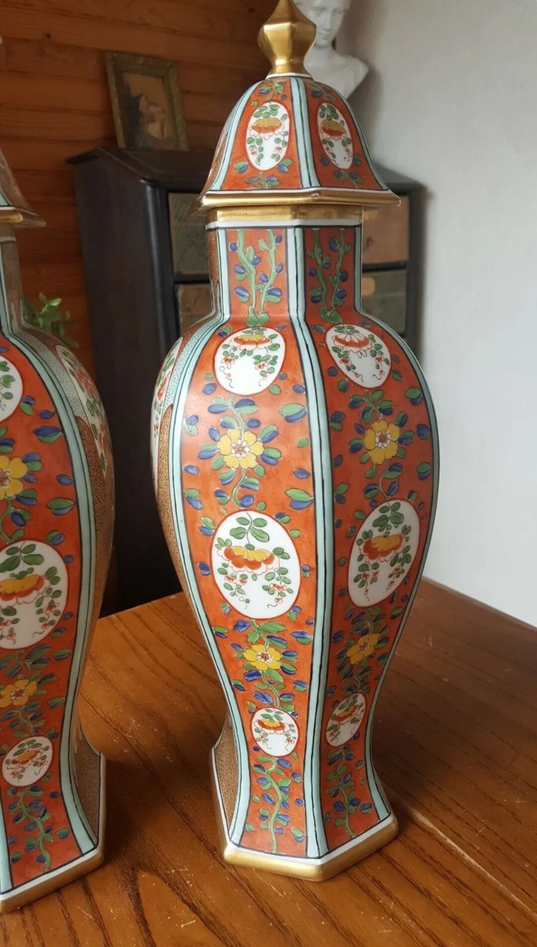 Pair of cutlery vases, urns porcelain polychrome Japan style signed