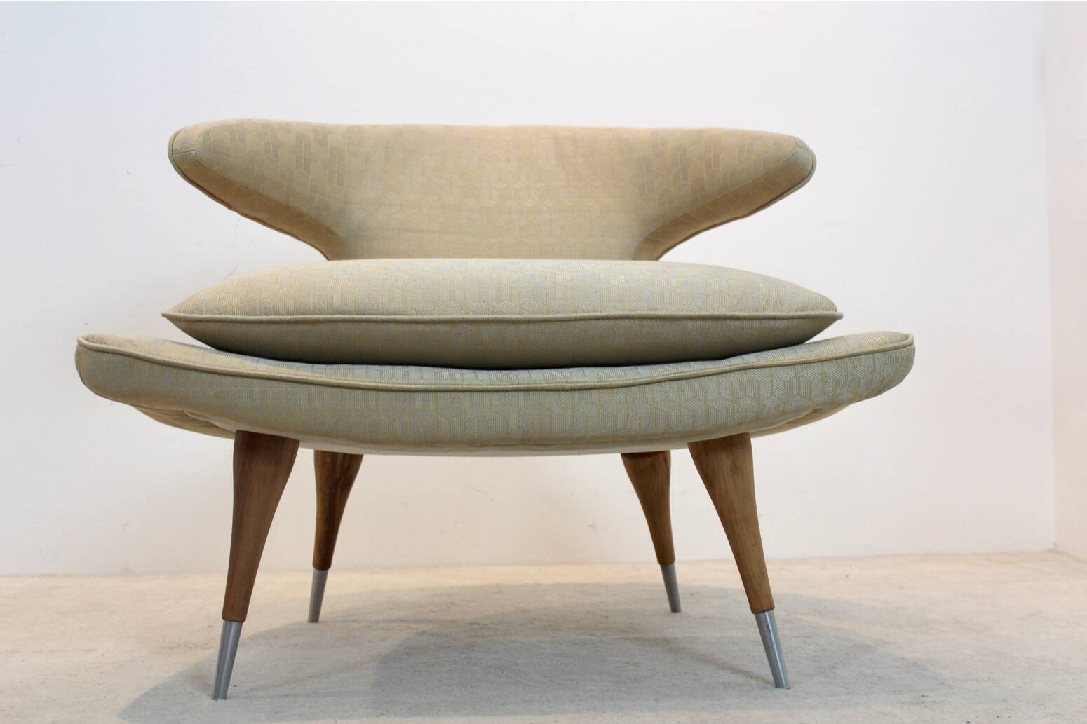 Fauteuil « Horn Chair » de Karpen of California en tissu doré et noyer