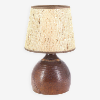 Lampe artisanale en céramique signée, abat jour beige