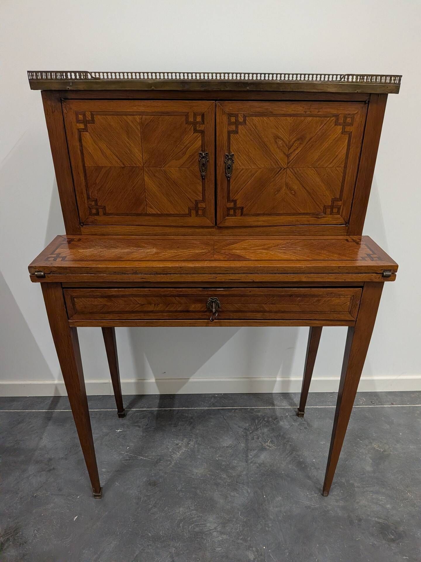 Antique Louis XVI bonheur-du-jour in marquetry and brass – Circa 1900