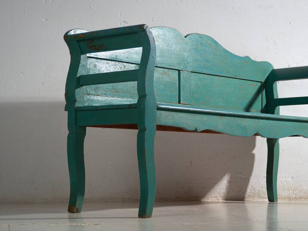 Banc ancien peint vert en bois de pin – Europe centrale, vers 1910