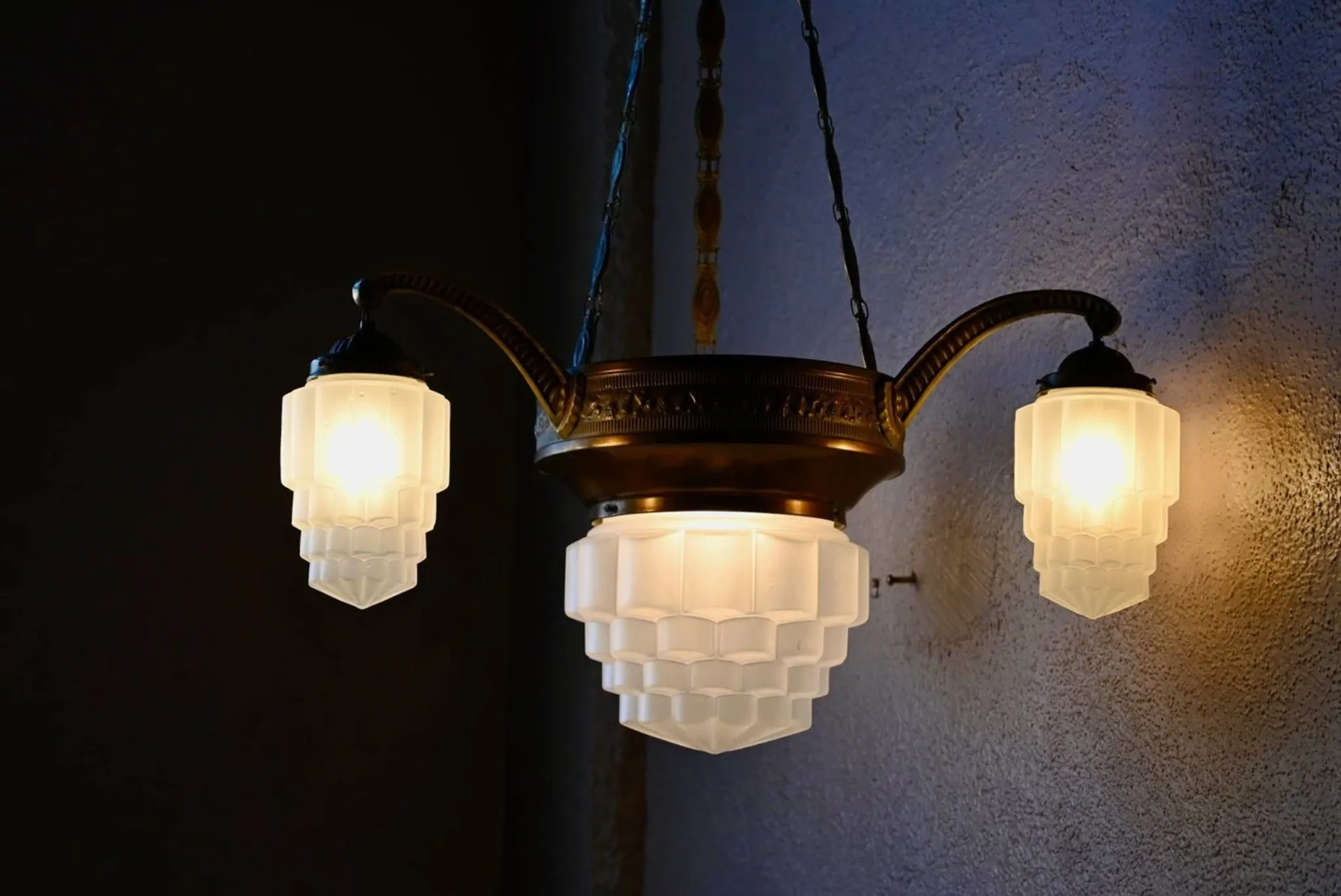 Art Deco lustre in brass and frosted pressed glass from the 1930s.