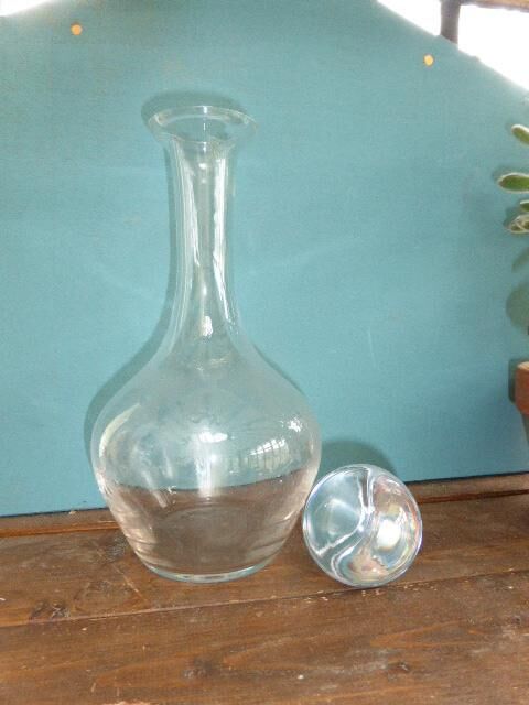 Decanter in clear glass with a very beautiful Cap vintage glass ball