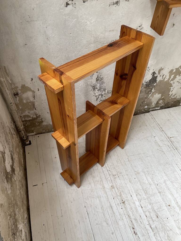 Trio d'étagères constructivistes en pin style Regain