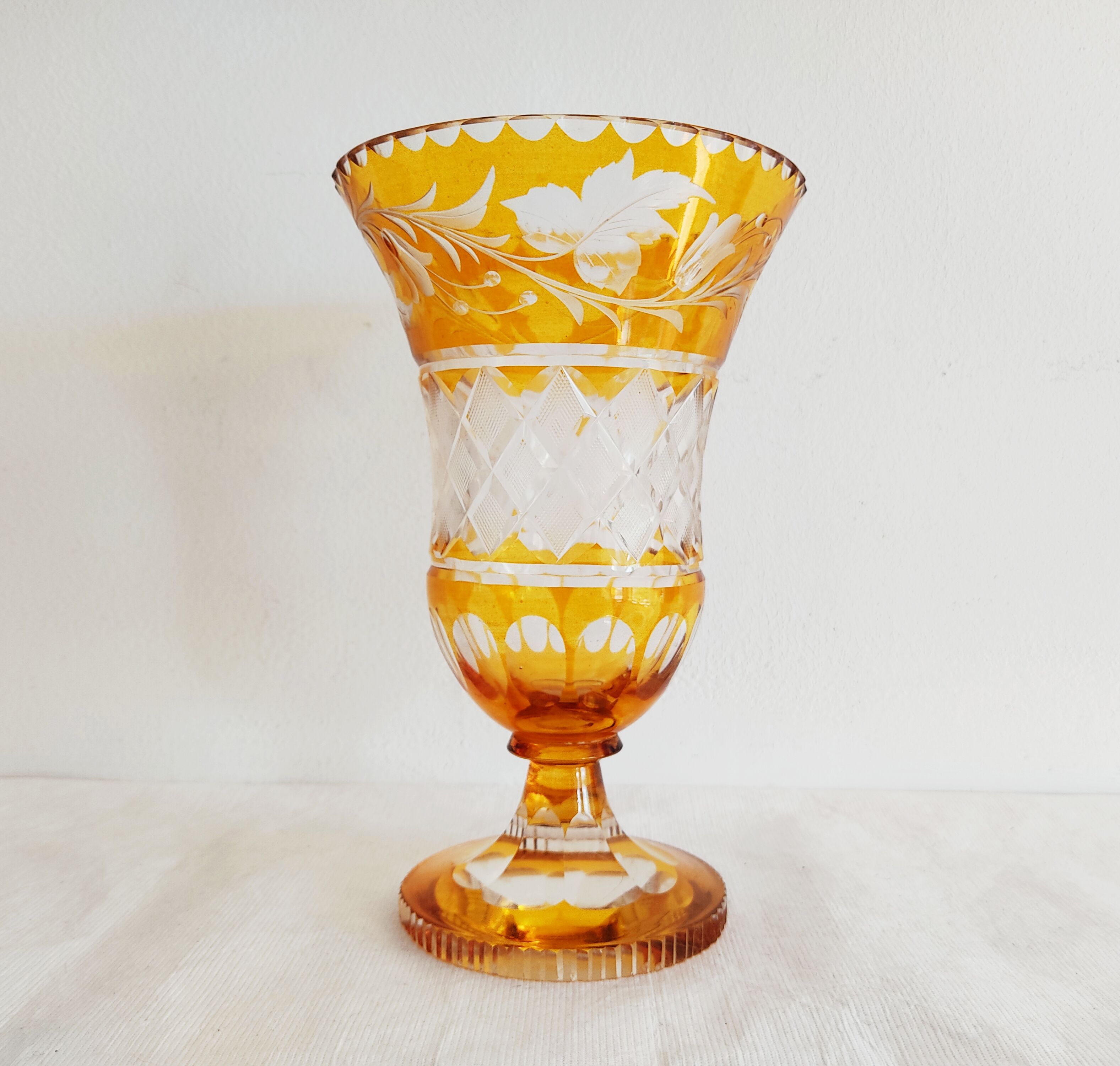 Vase verre doublé jaune fleurs incisées