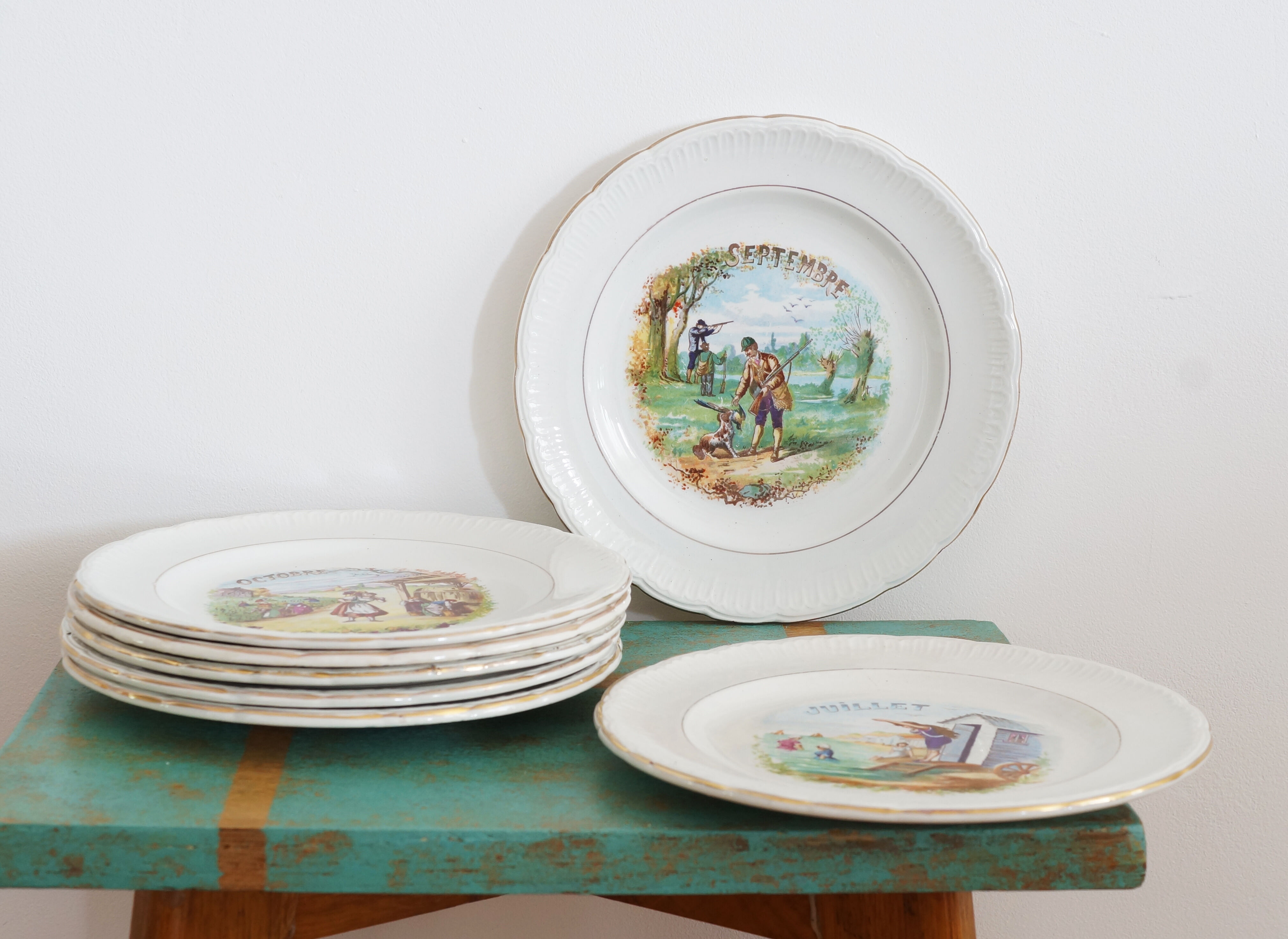 Service of 7 dessert plates St Amand with the months of the year