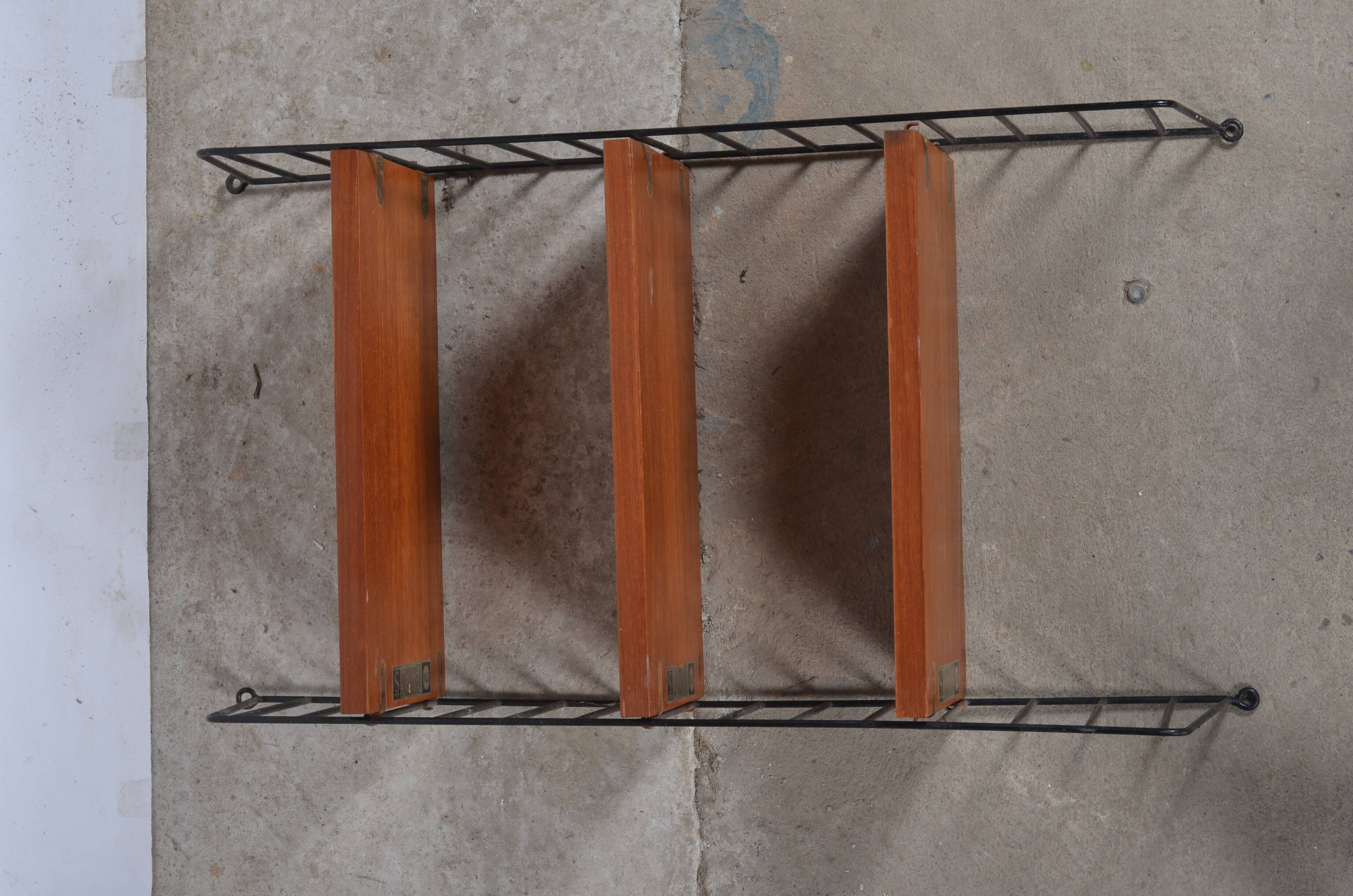 String shelves 3 wooden shelves