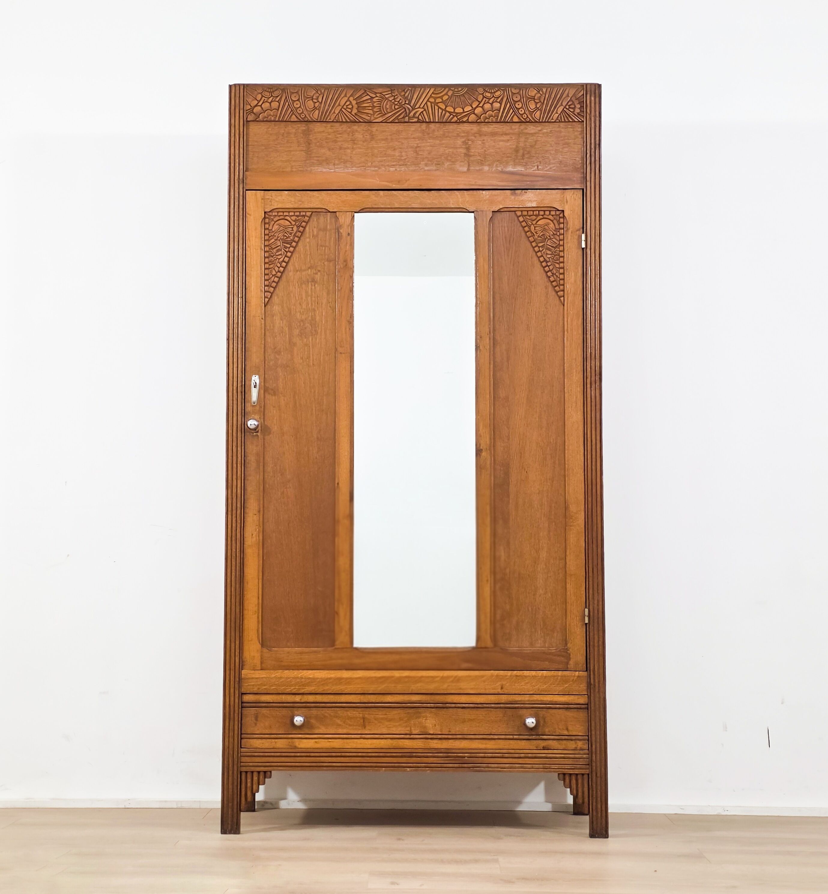 Art Deco wardrobe in carved wood with mirror from the 1930s.