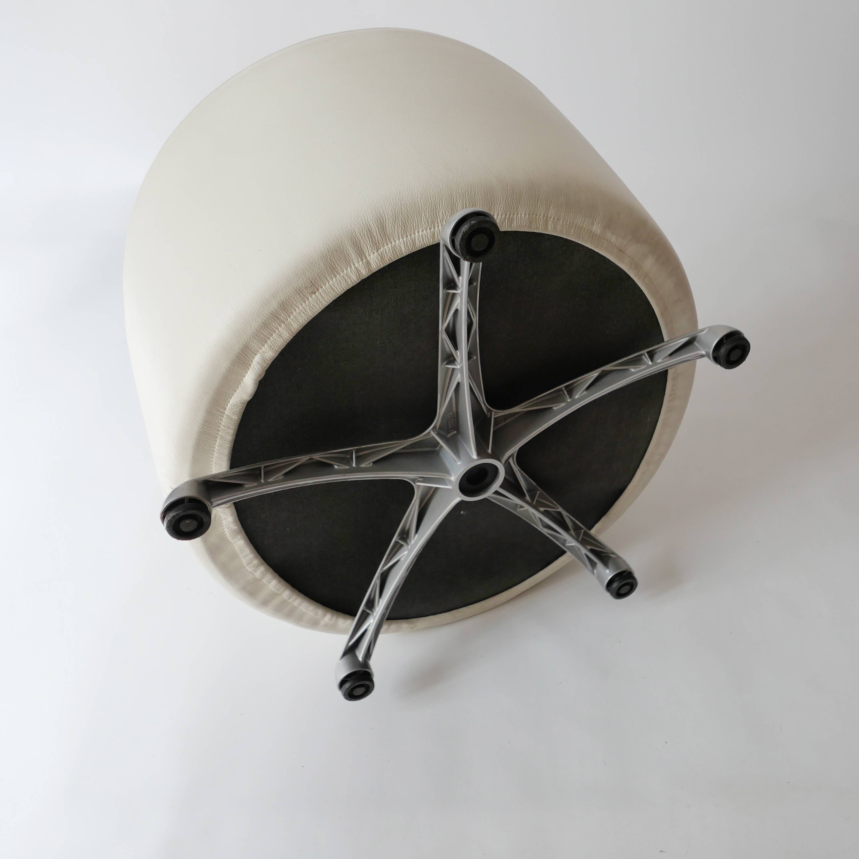 Canta and Aki swivel chairs in leather by Toshiyuki Kita for Cassina