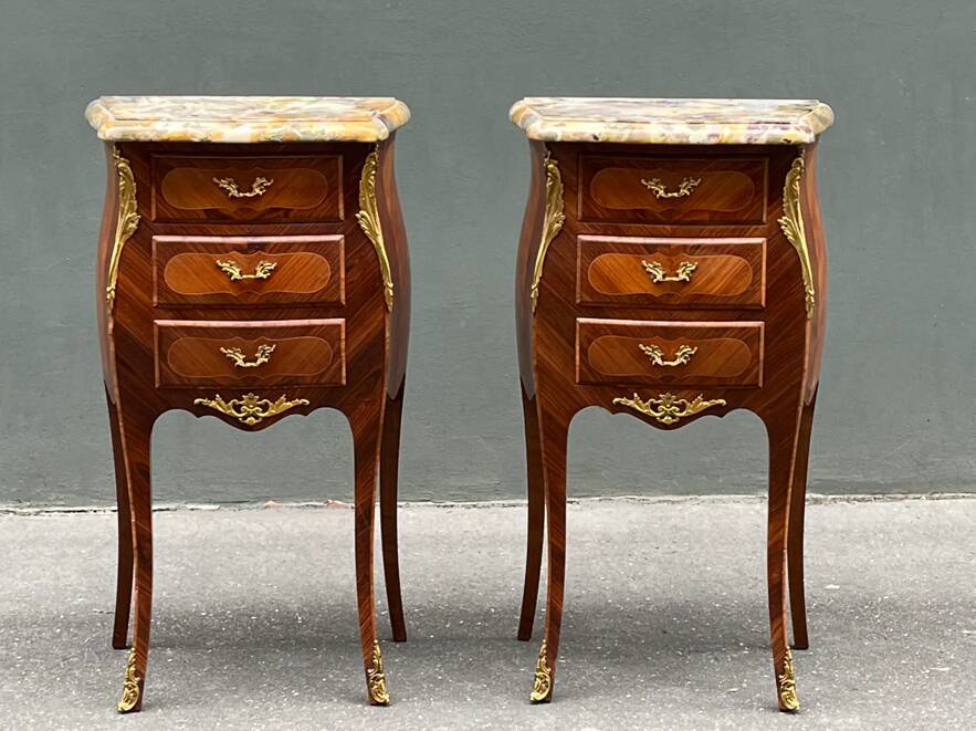 Paire de tables de chevet de style Louis XV en bois de rose.