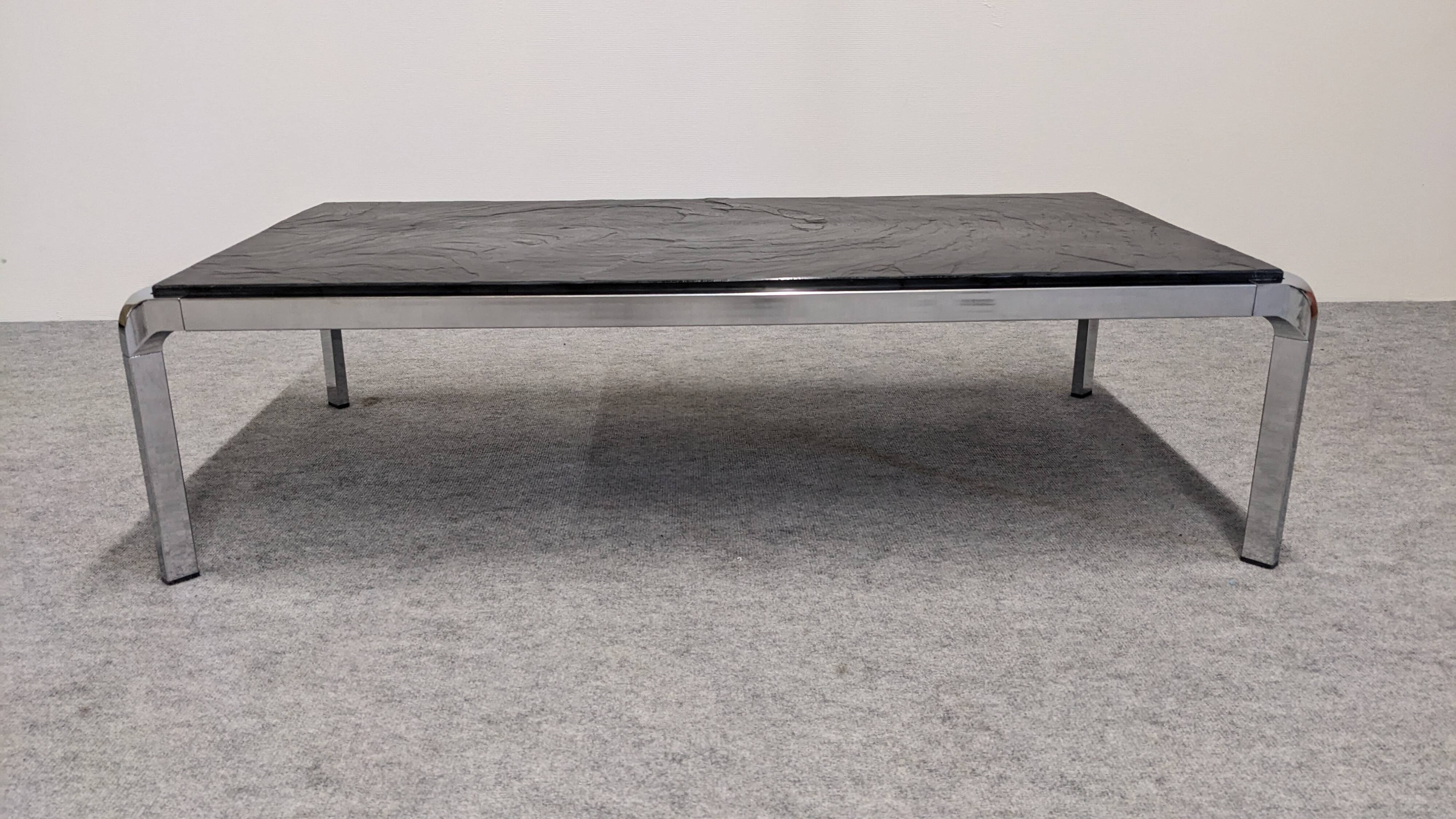 Table basse moderniste en ardoise et métal chromé, Italie vers 1970