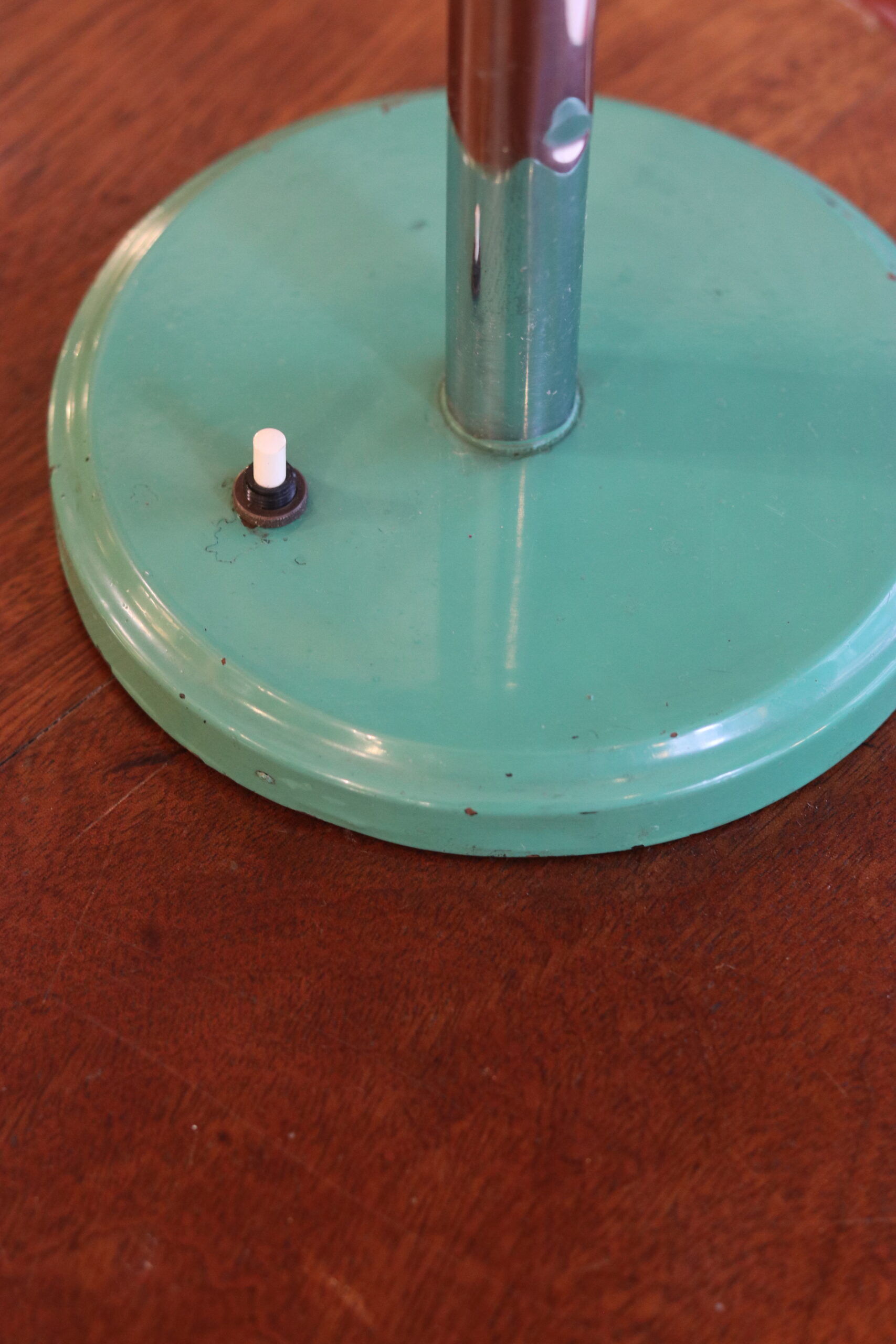 Bauhaus style desk lamp in green lacquered metal, circa 1950-60.