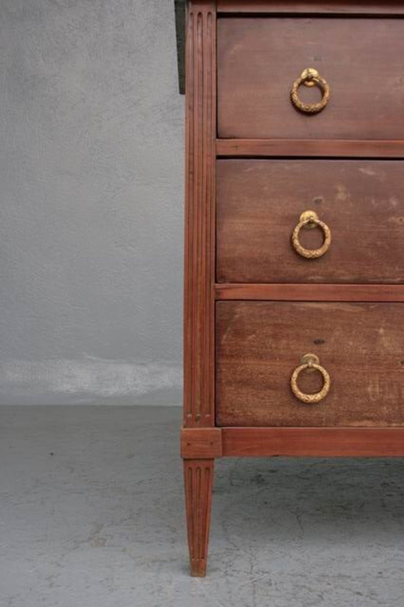 Commode de style Louis XVI en acajou