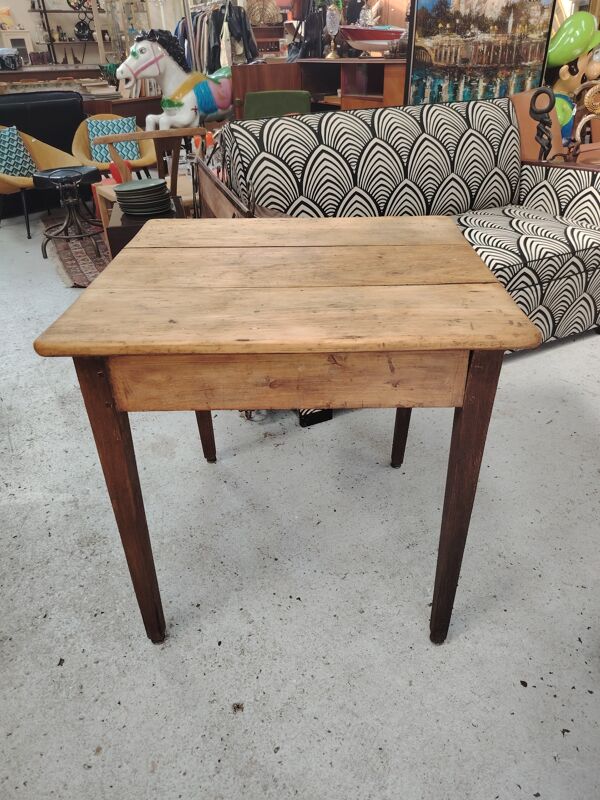 Petite table de ferme carrée en bois massif patiné - 1920