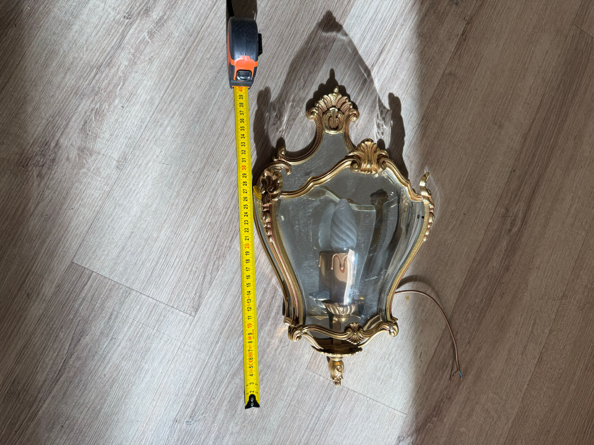 Set of bronze and curved glass light fixtures – Louis XV style – read