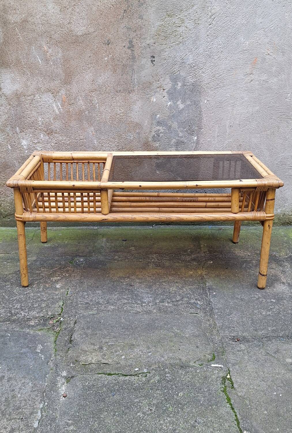 Table basse en rotin et verre fumé