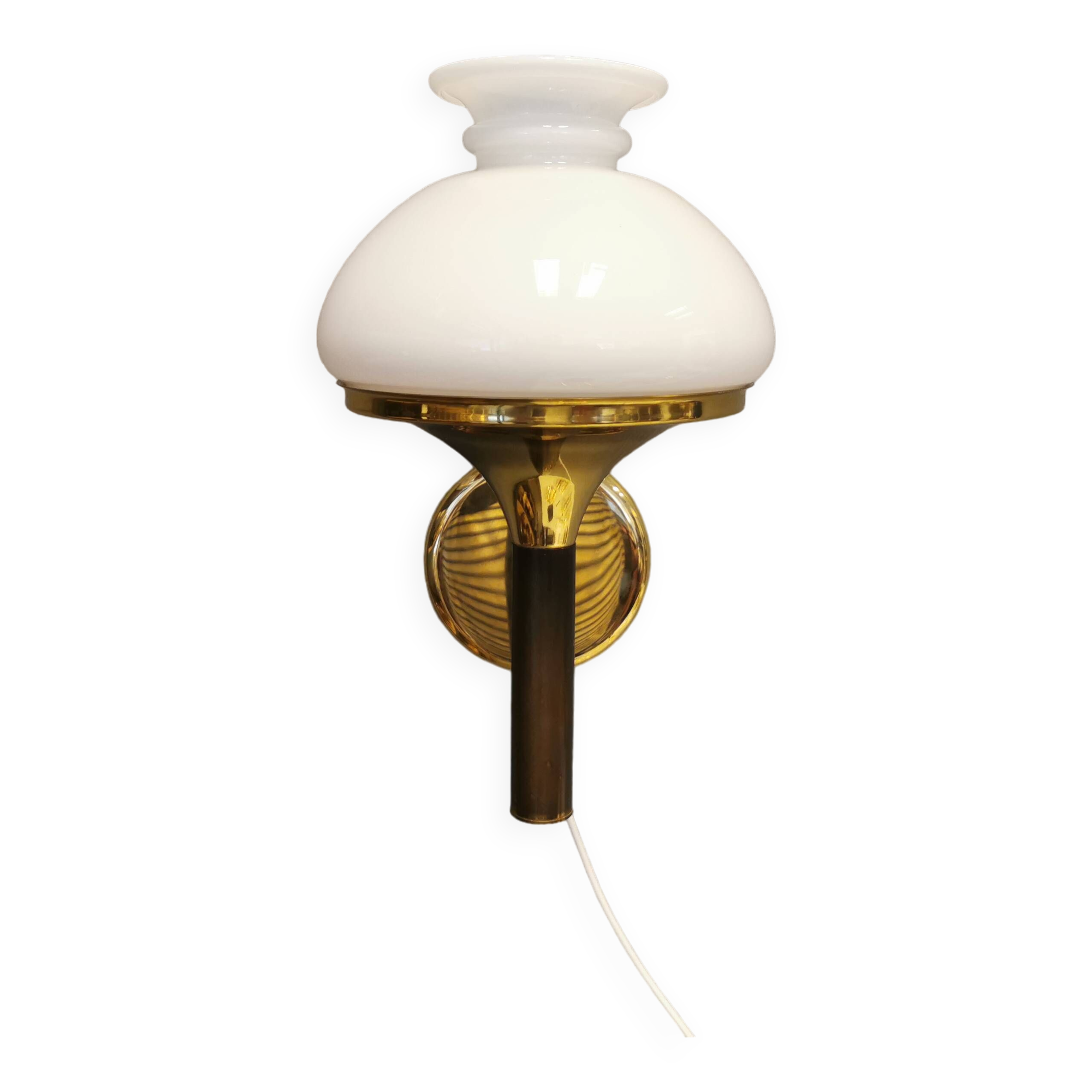 Applique en laiton avec abat-jour original en verre blanc laiteux, conçue par Svend Mejlstrøm Danemark années 1960