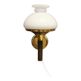 Applique en laiton avec abat-jour original en verre blanc laiteux, conçue par Svend Mejlstrøm Danemark années 1960