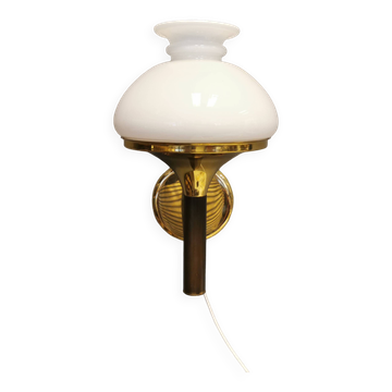 Applique en laiton avec abat-jour original en verre blanc laiteux, conçue par Svend Mejlstrøm Danemark années 1960