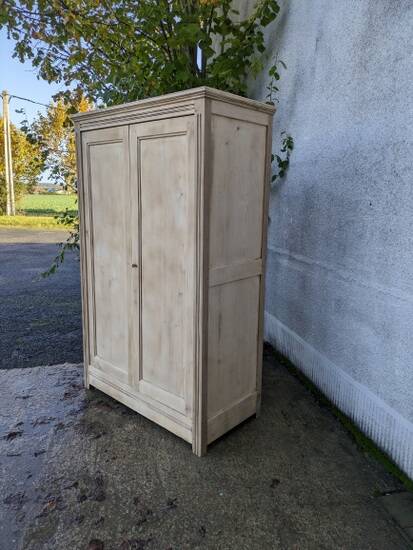 Armoire en bois naturel