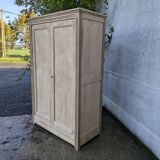 Armoire en bois naturel