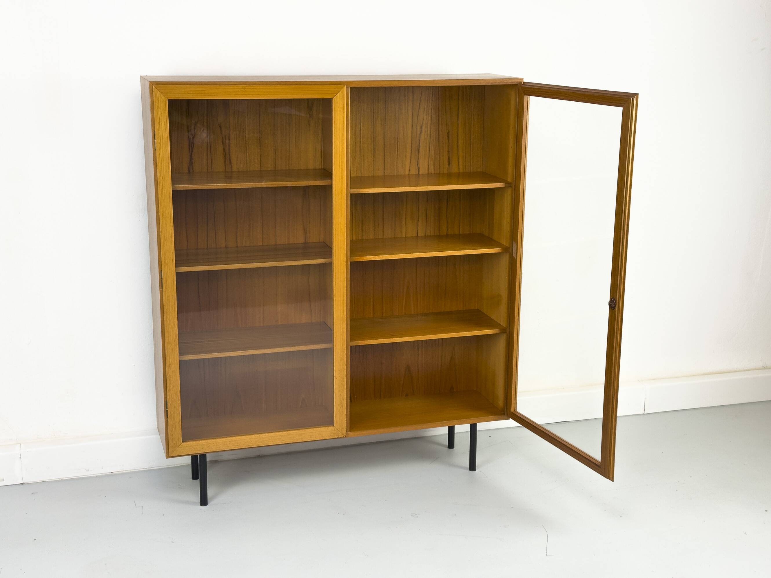Armoire en teck avec portes vitrées d'Omann Jun, années 1960