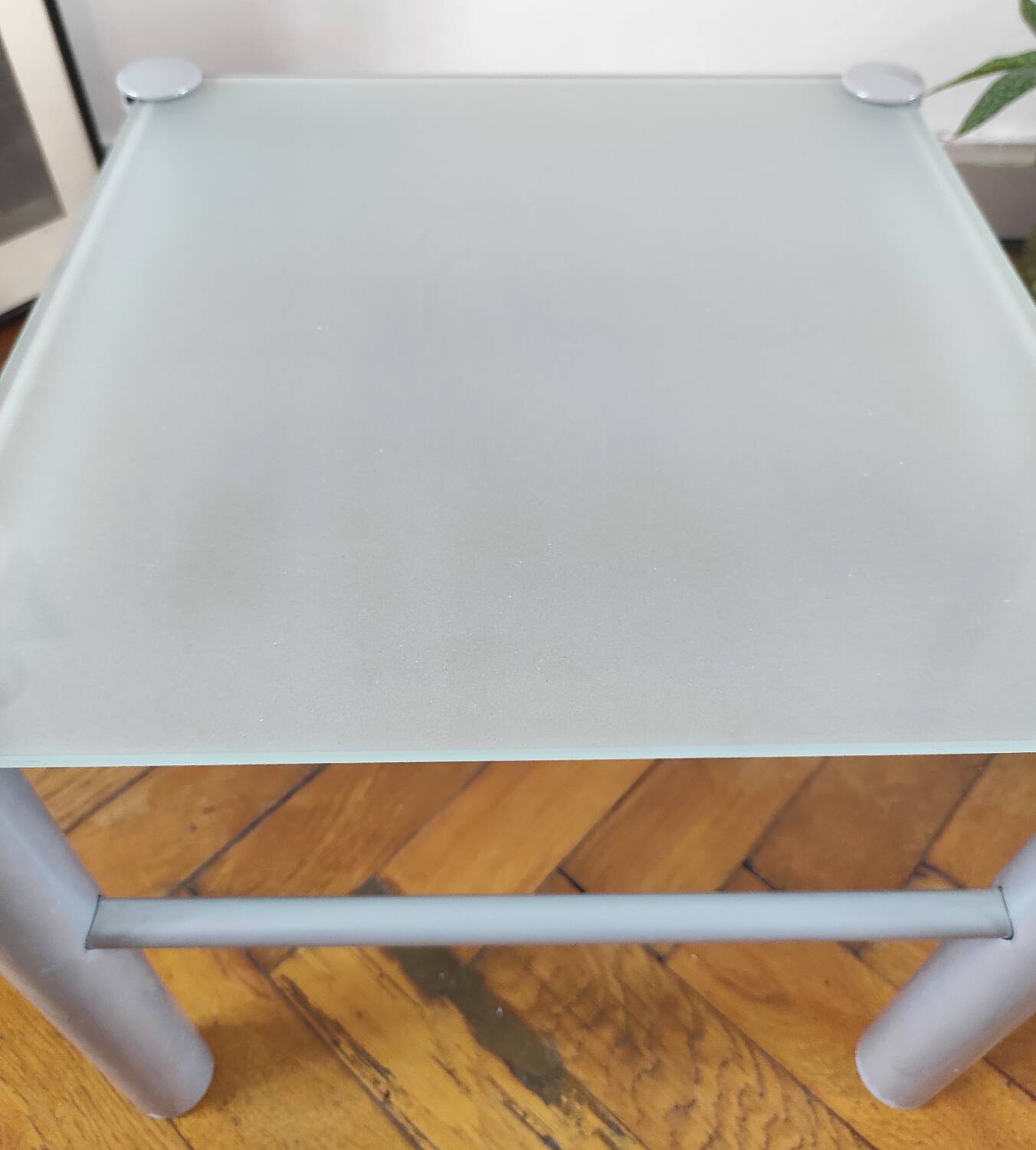 Side table / Vintage end table in frosted glass and metal – An