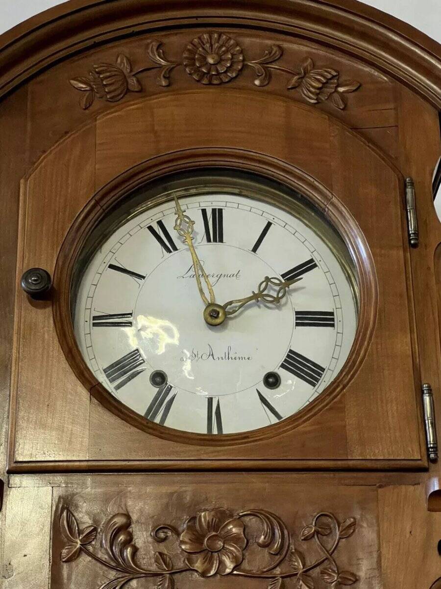 Important buffet deux-corps Louis XV galbé en merisier avec horloge intégré