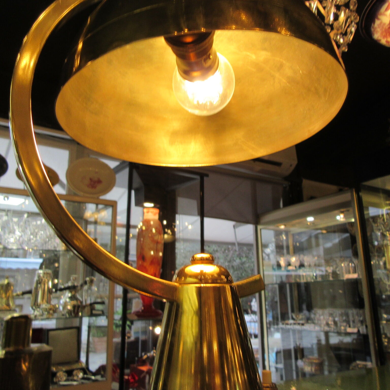 Lampe à poser en laiton doré