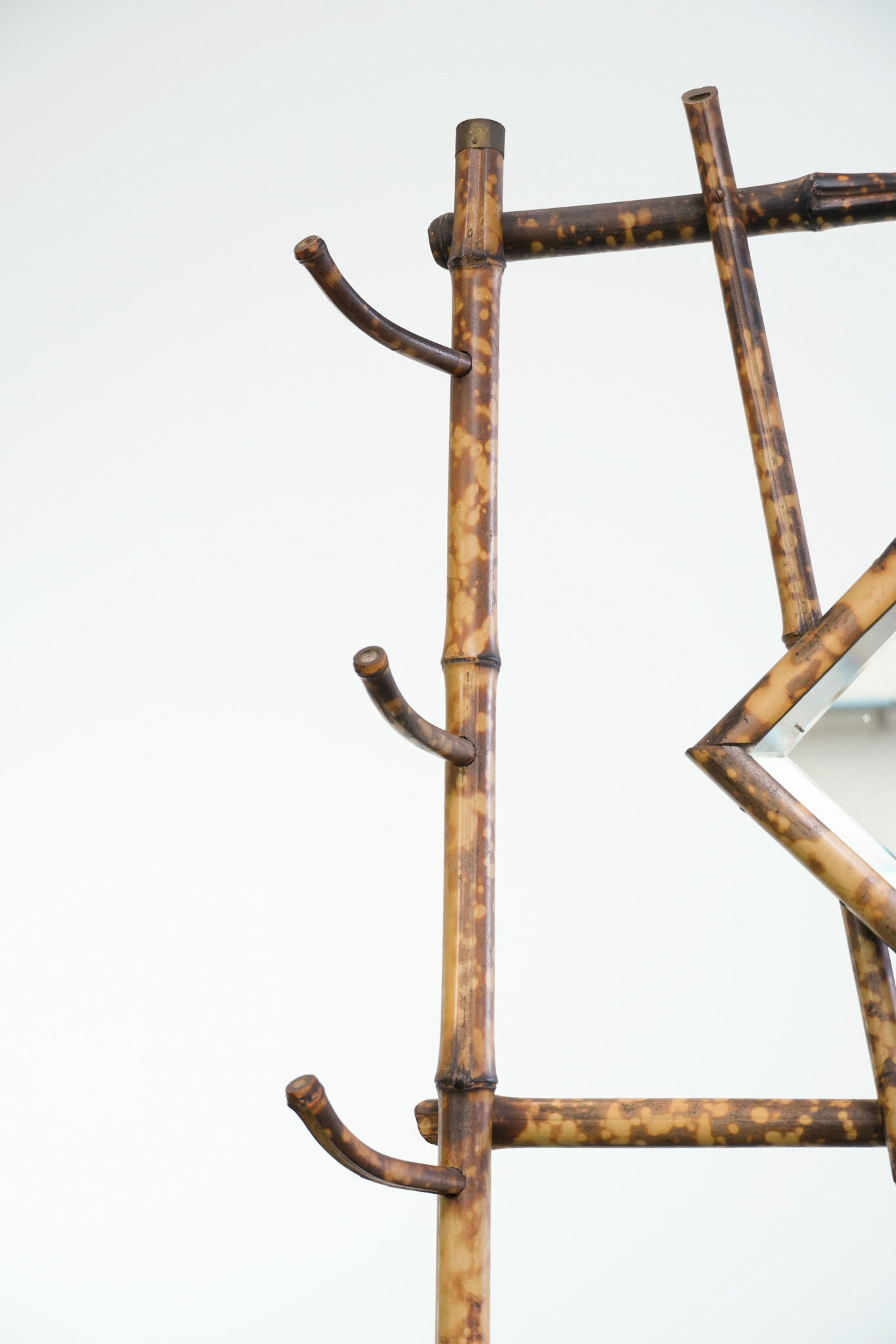 Porte-manteau ancien français en bambou, avec miroir et porte-parapluie.