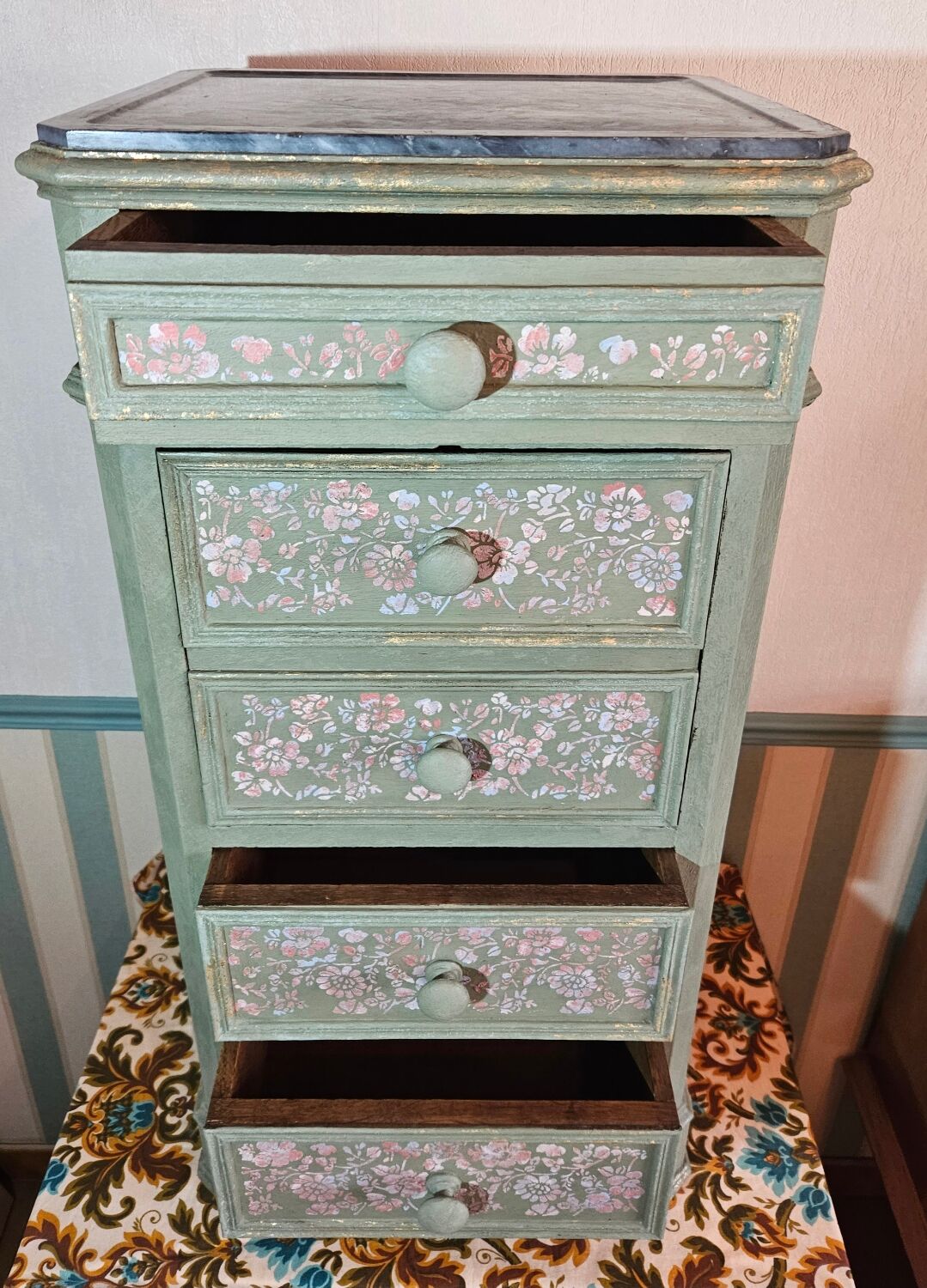 Chest of drawers