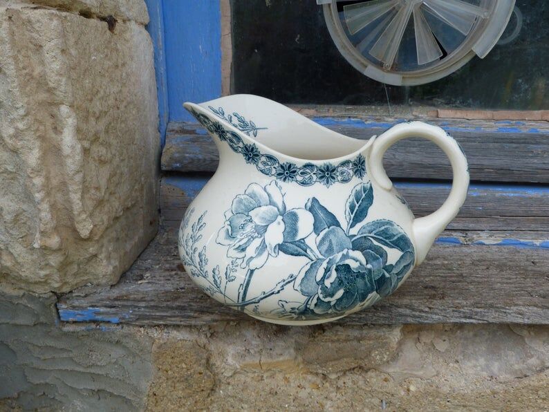 Jug in faience motifs flowers and insects