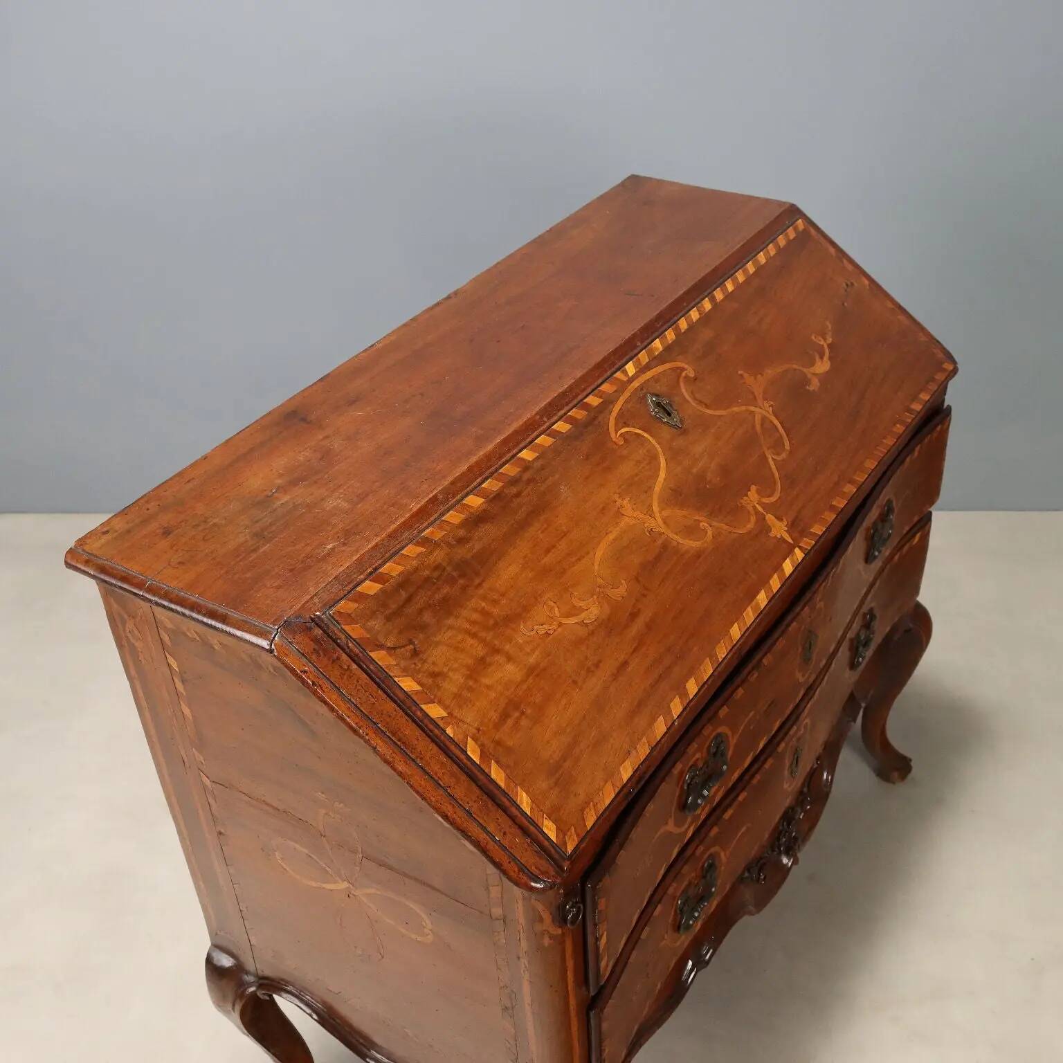 Antique baroque secretary cabinet with a drop-down front in walnut and maple, Italy, 18th century.