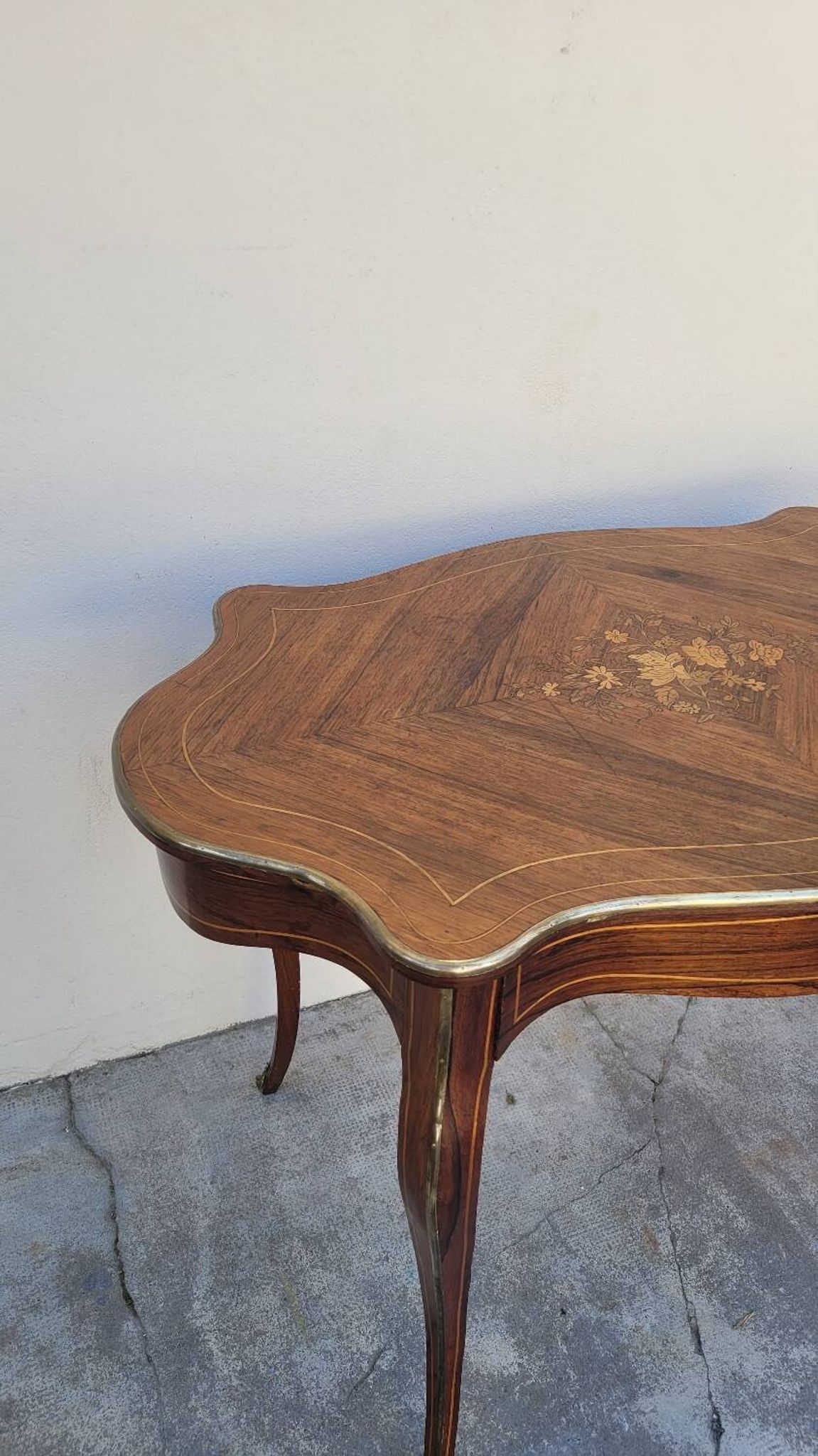 Table bureau de milieu de forme violonnée Napoléon iii 19ème en marqueterie