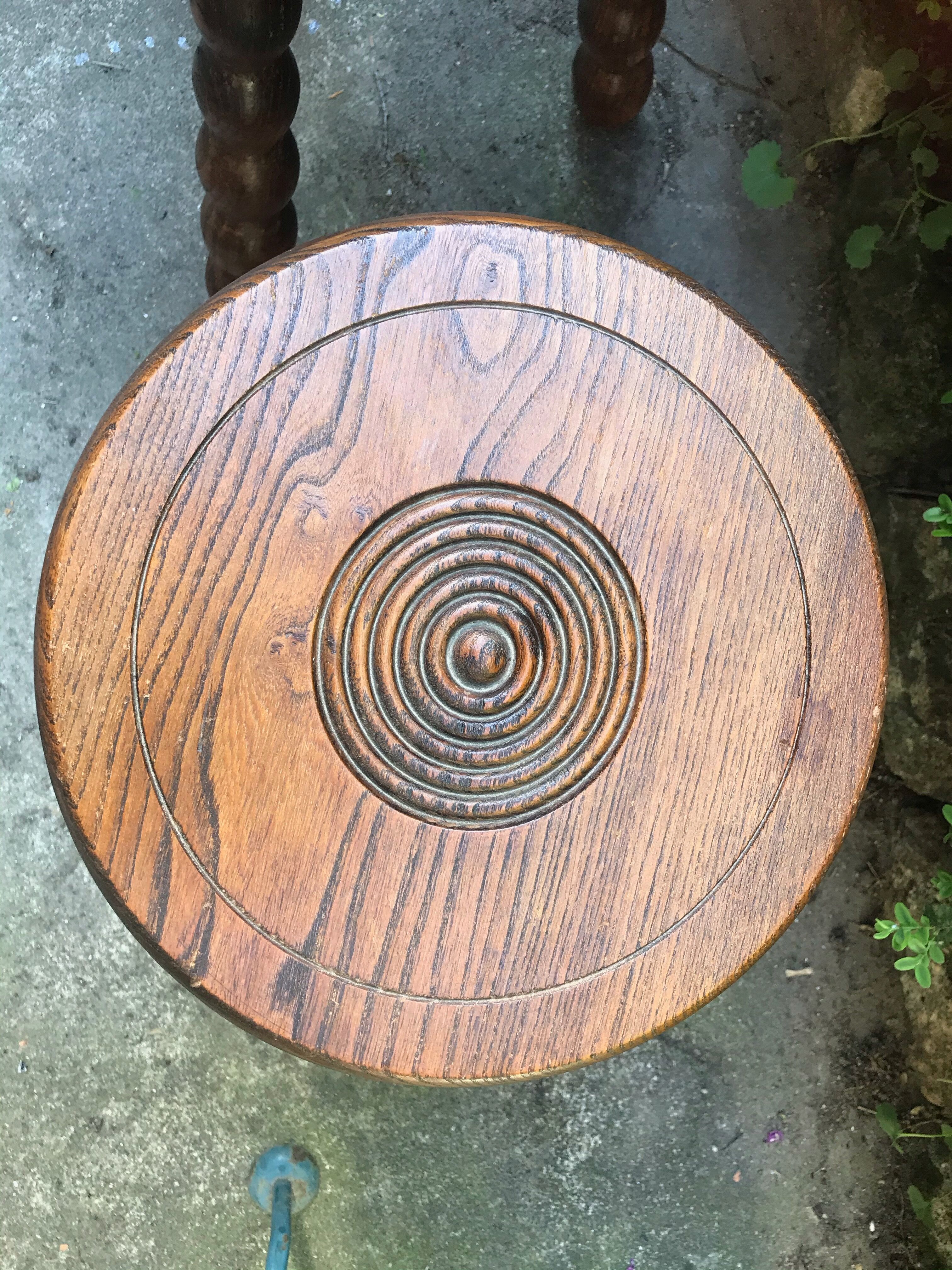 Paire de tabourets tripode en bois tourné