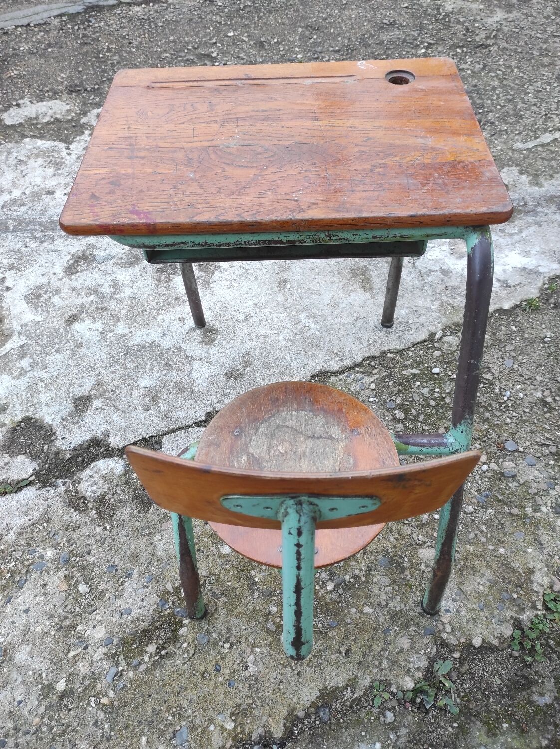 Old one-piece children's desk