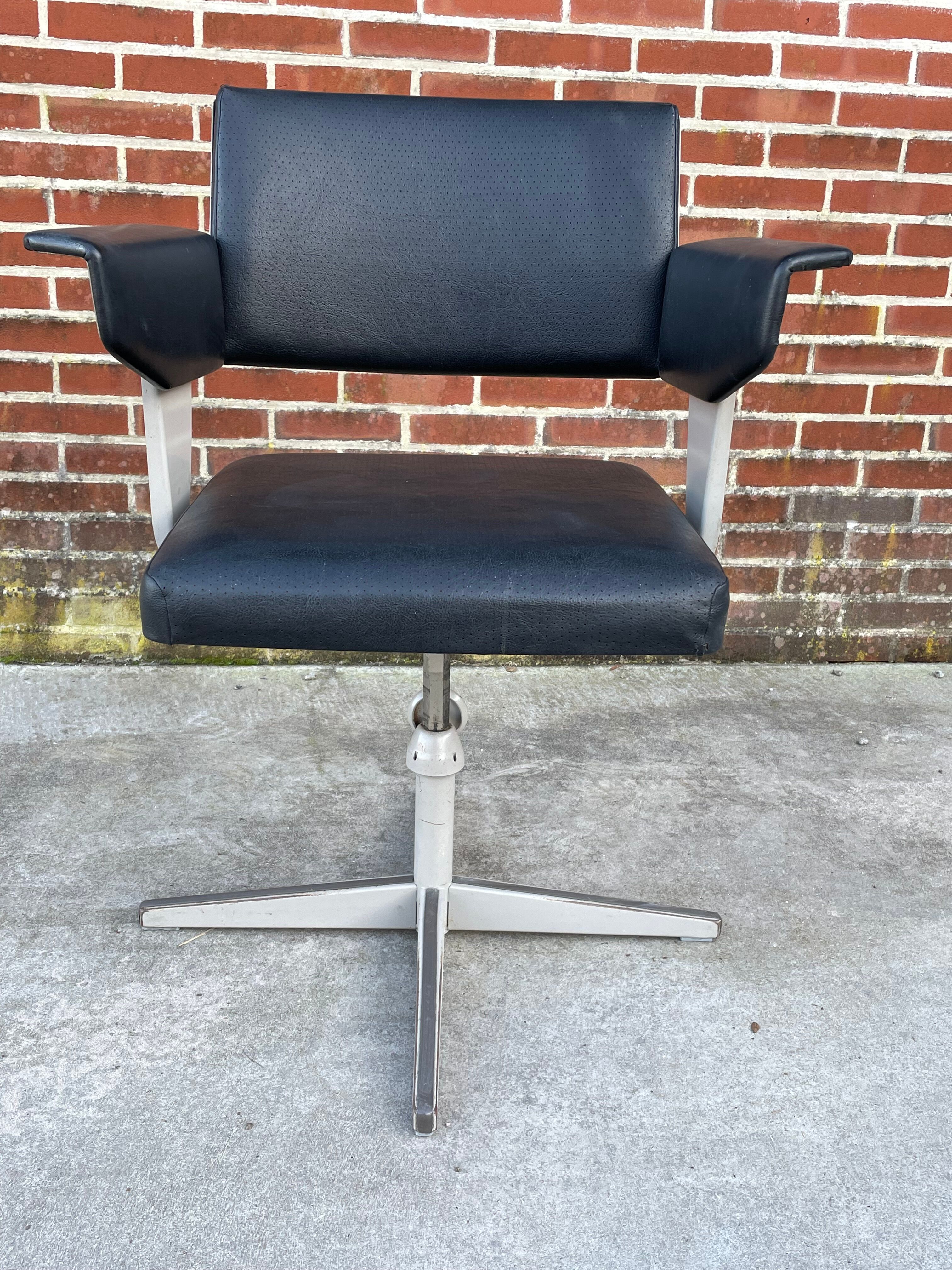 Friso kramer revolve desk chair for ahrend de cirkel 1960