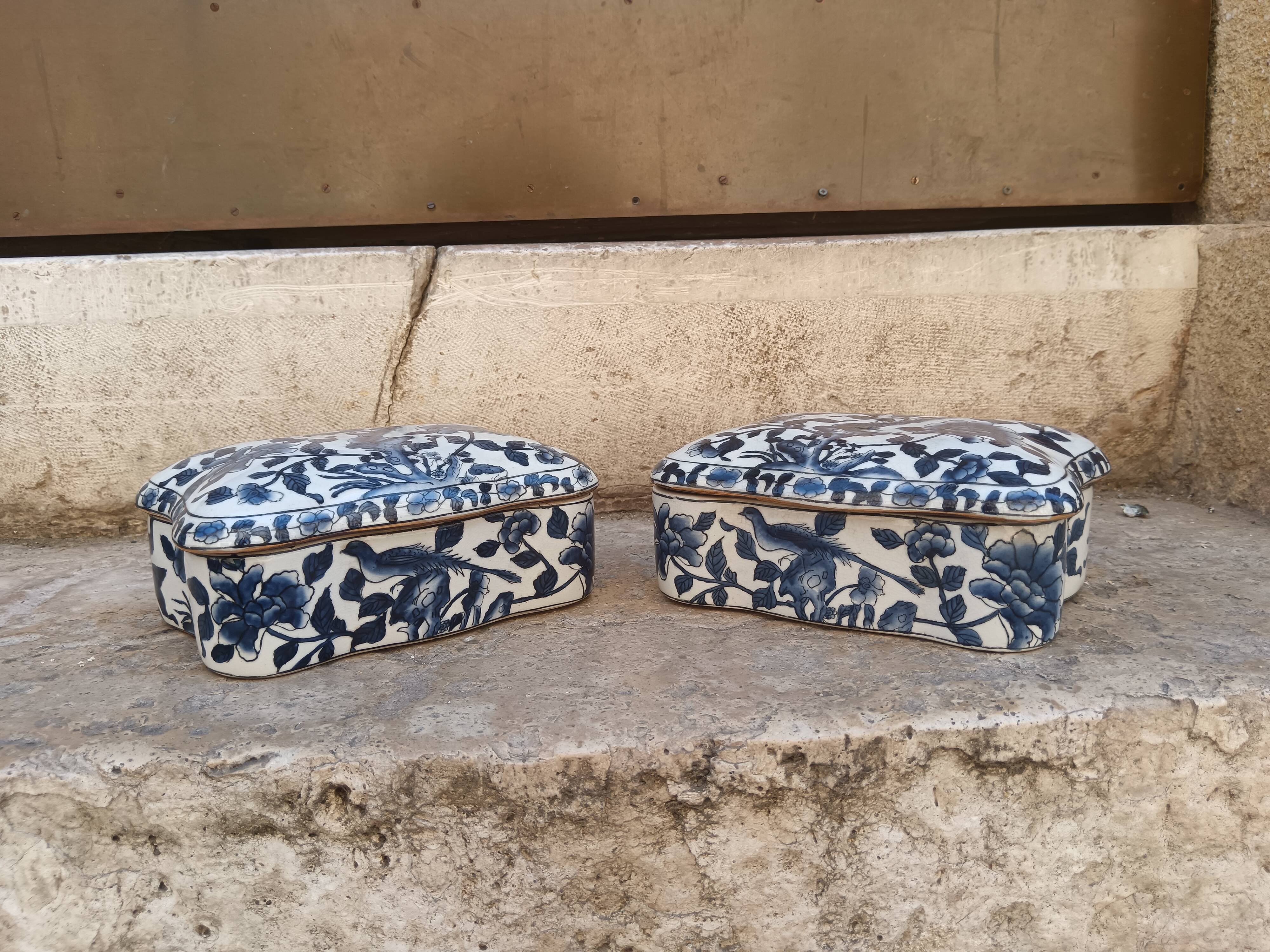 Pair of Chinese porcelain boxes blue and y