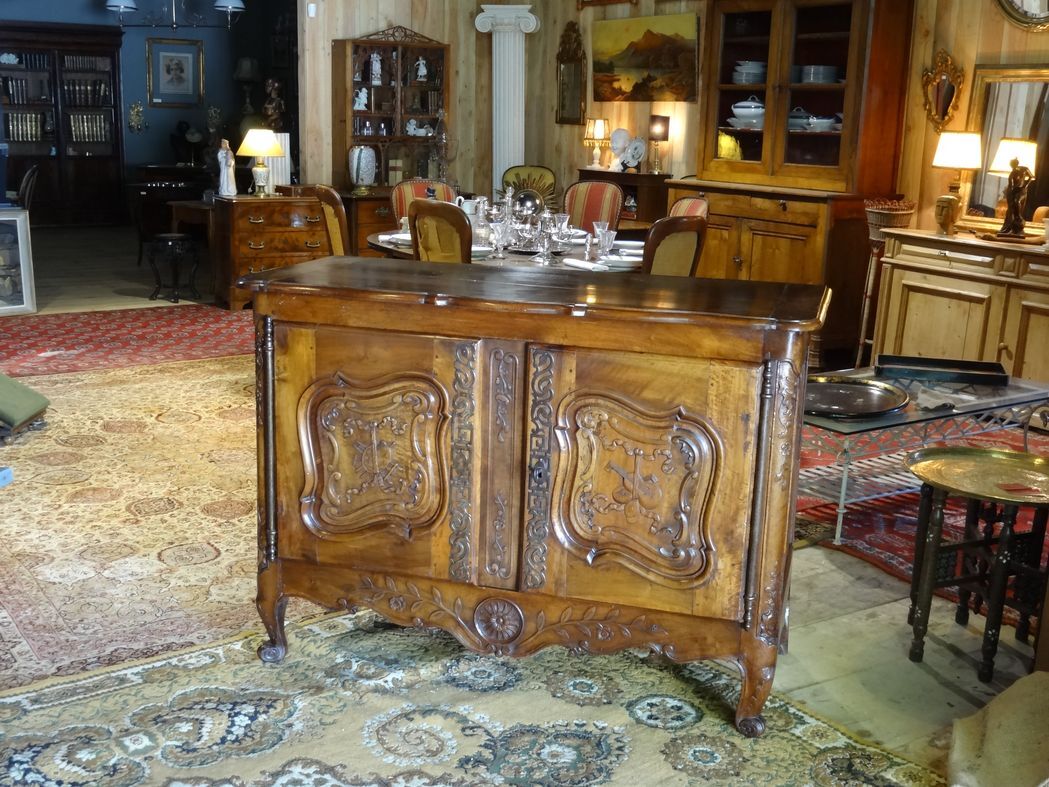 18th century Provencal sideboard in walnut, Louis XV period 140 x 100 cm