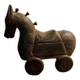 Cheval art populaire en bois sculpté