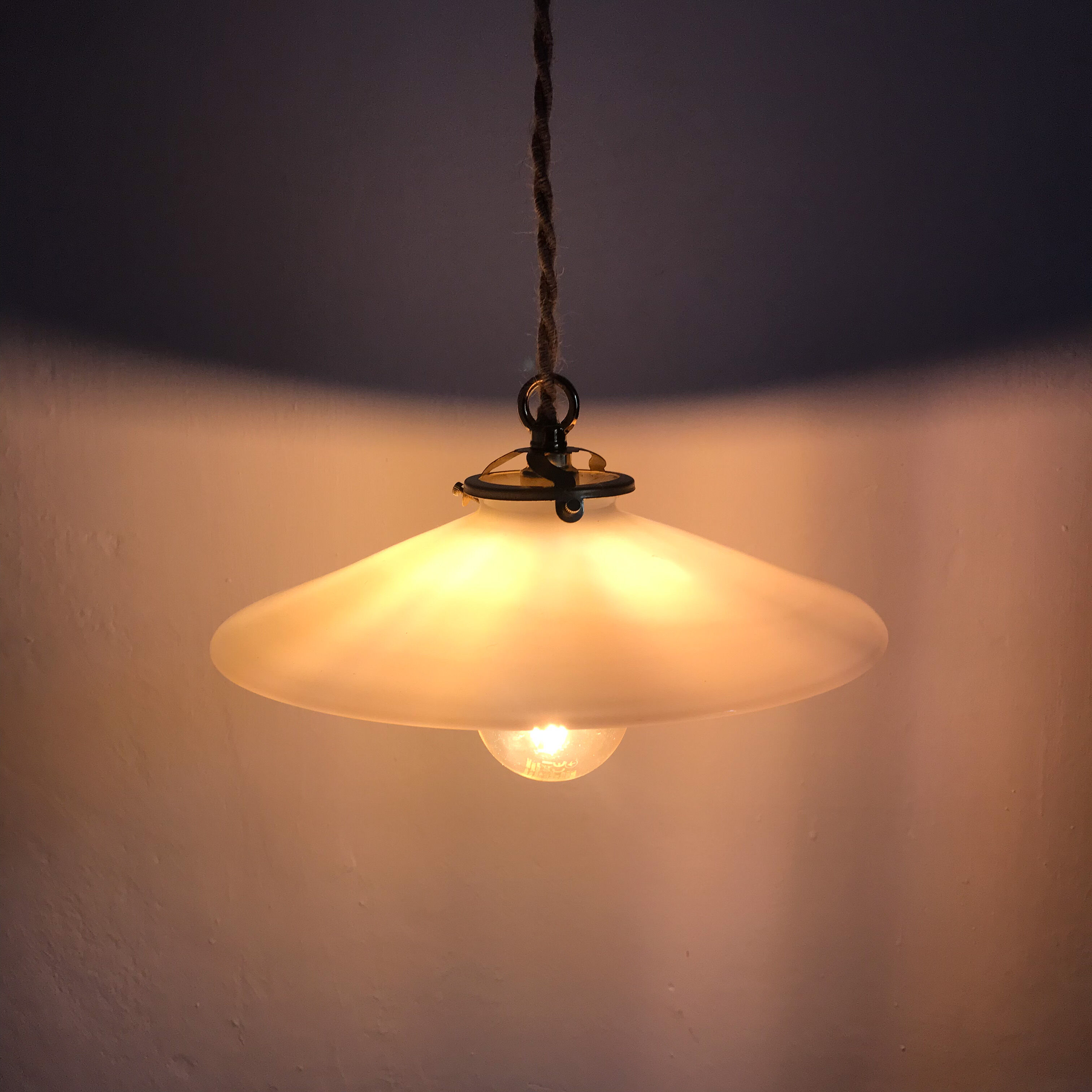 Old opaline flat suspension