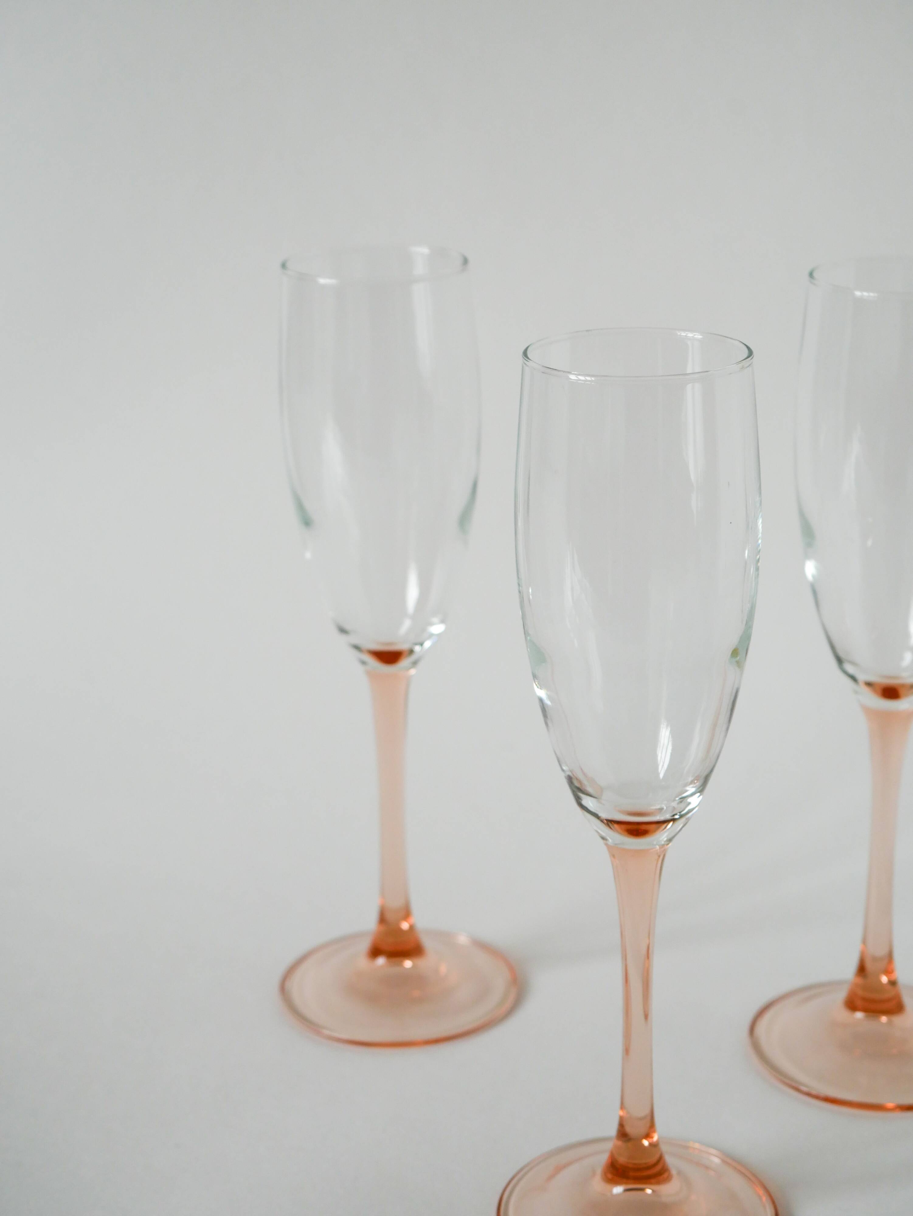 Set of 4 champagne flutes with pink feet, 1970