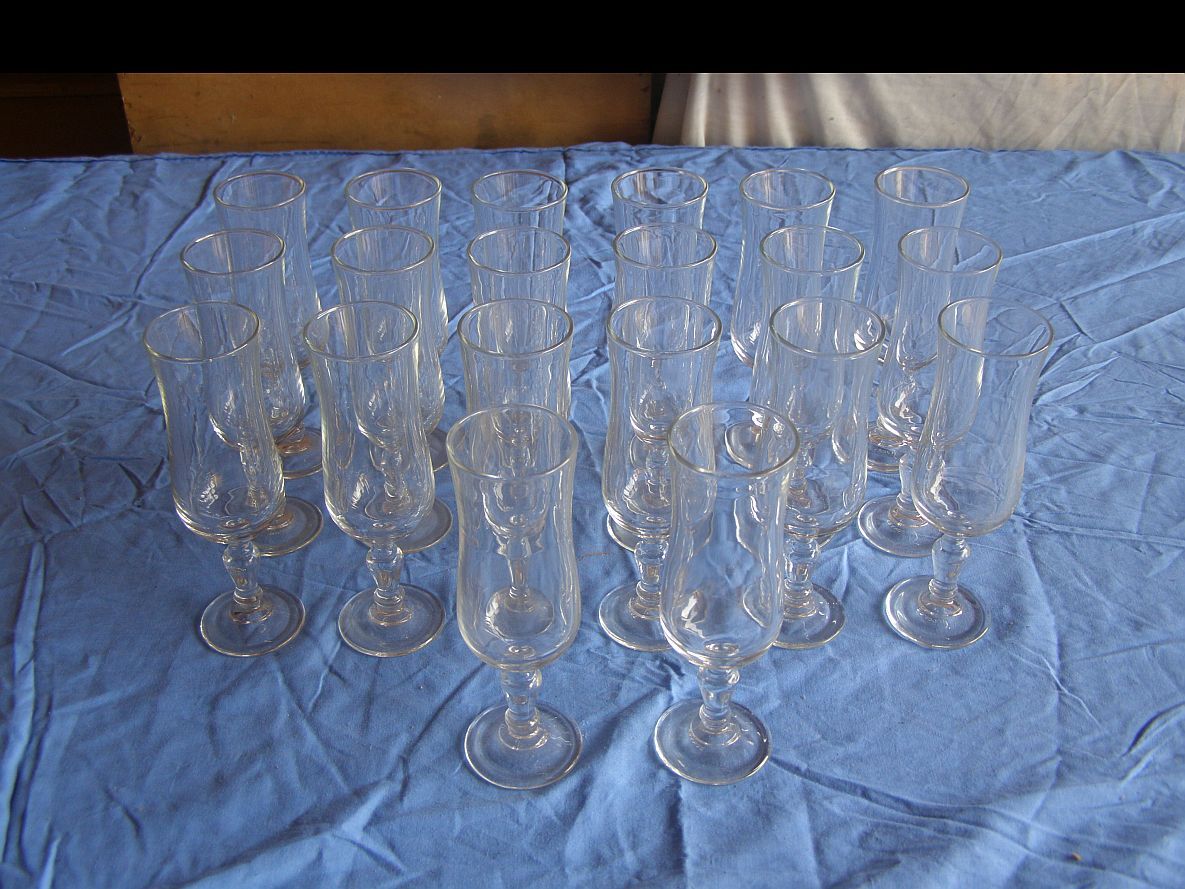 20 chamagne flutes "Arcoroc" model Normadie with wooden transport box