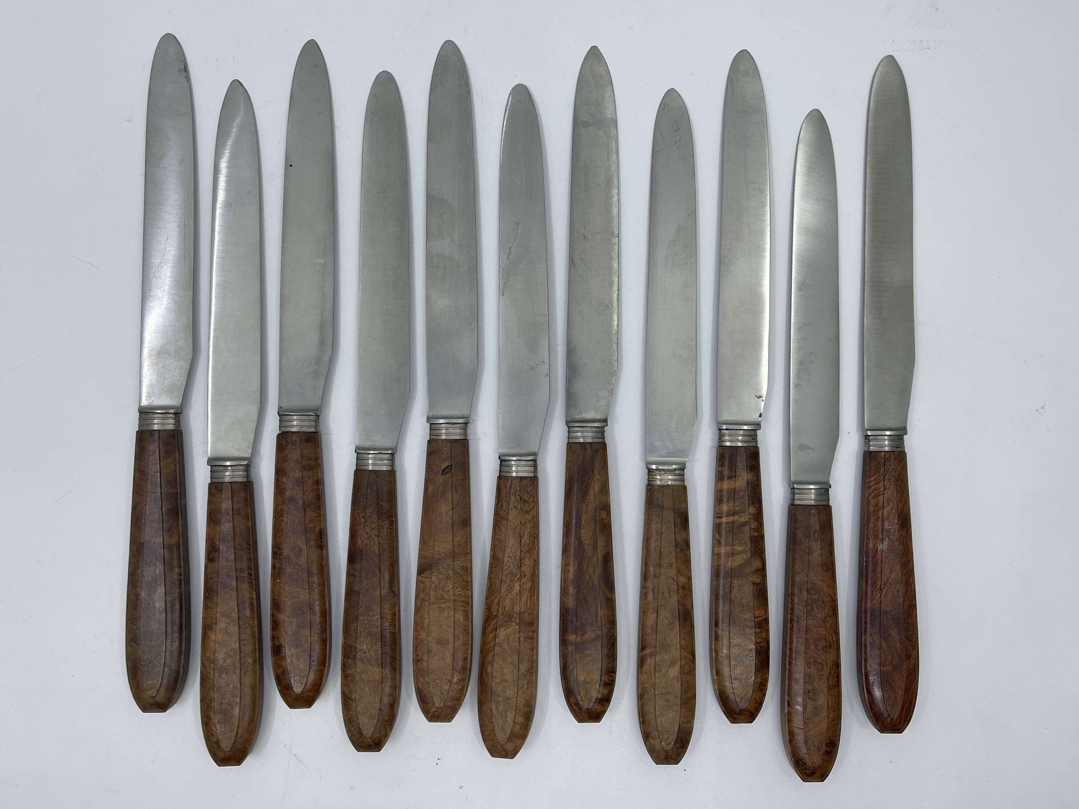 11 couteaux à déjeuner manche en bois d'amourette, décor filet