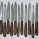 11 couteaux à déjeuner manche en bois d'amourette, décor filet