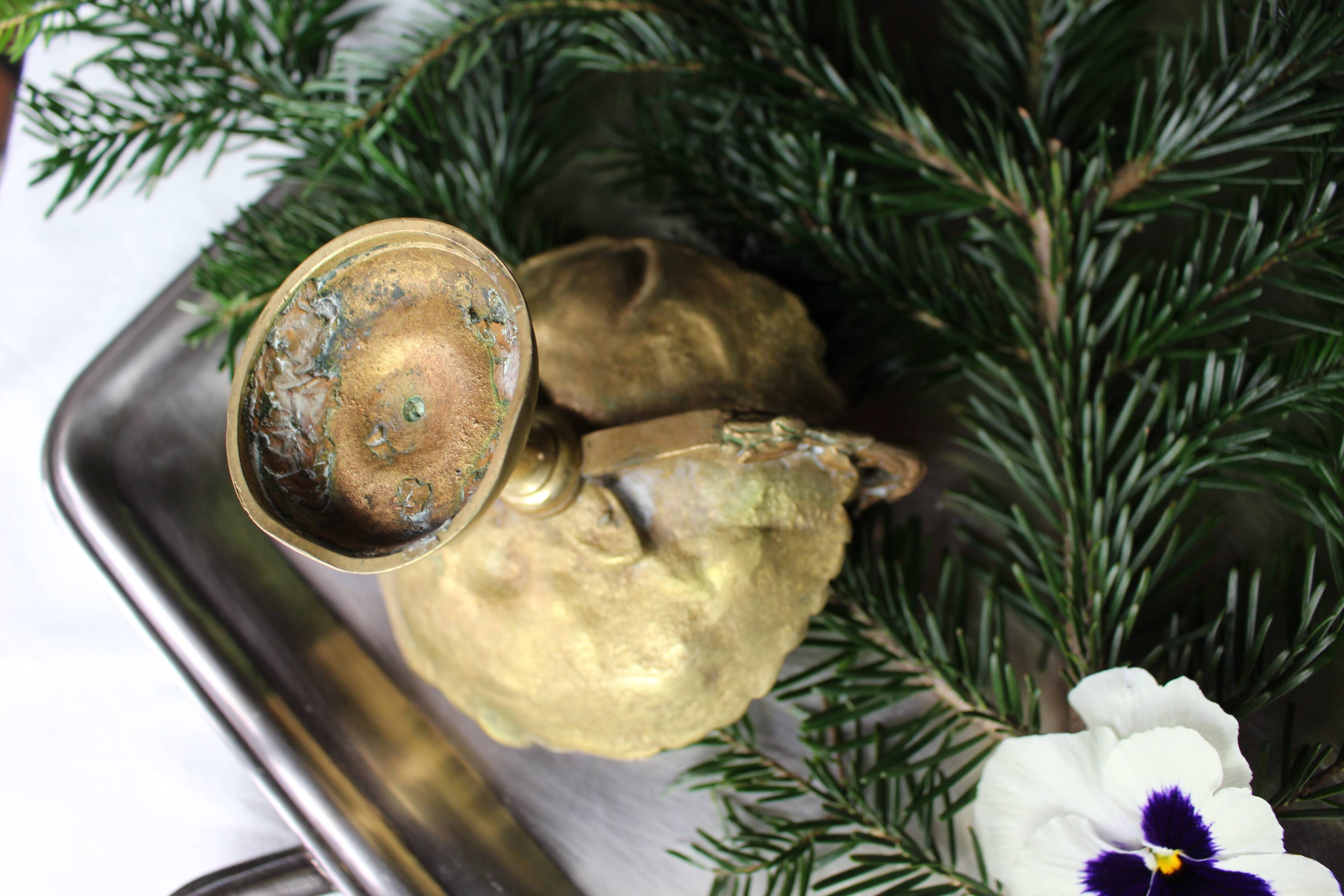 Vacuum pockets on cast iron and brass piedouche