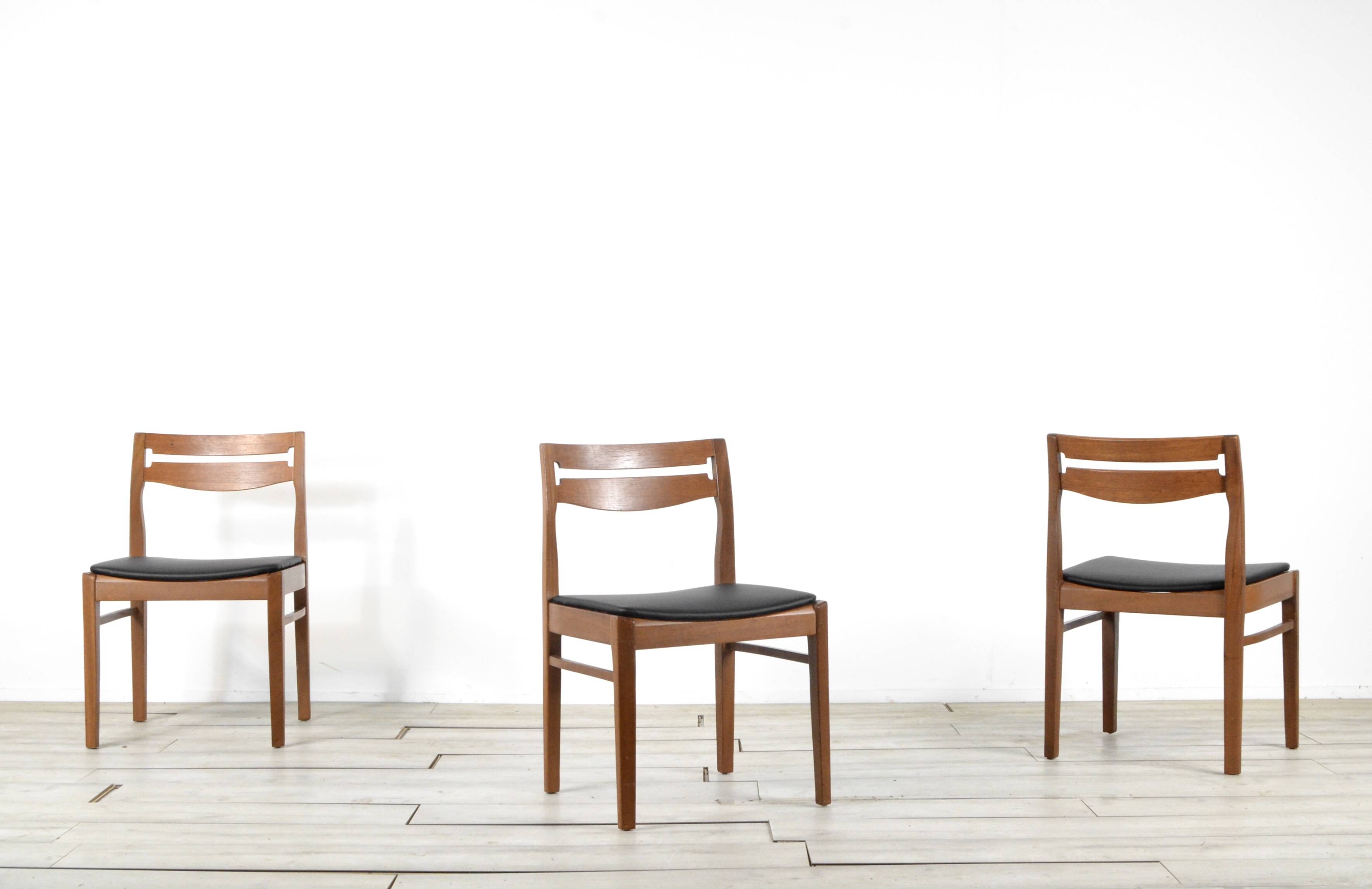 Ensemble de 4 chaises du milieu du siècle en teck et similicuir